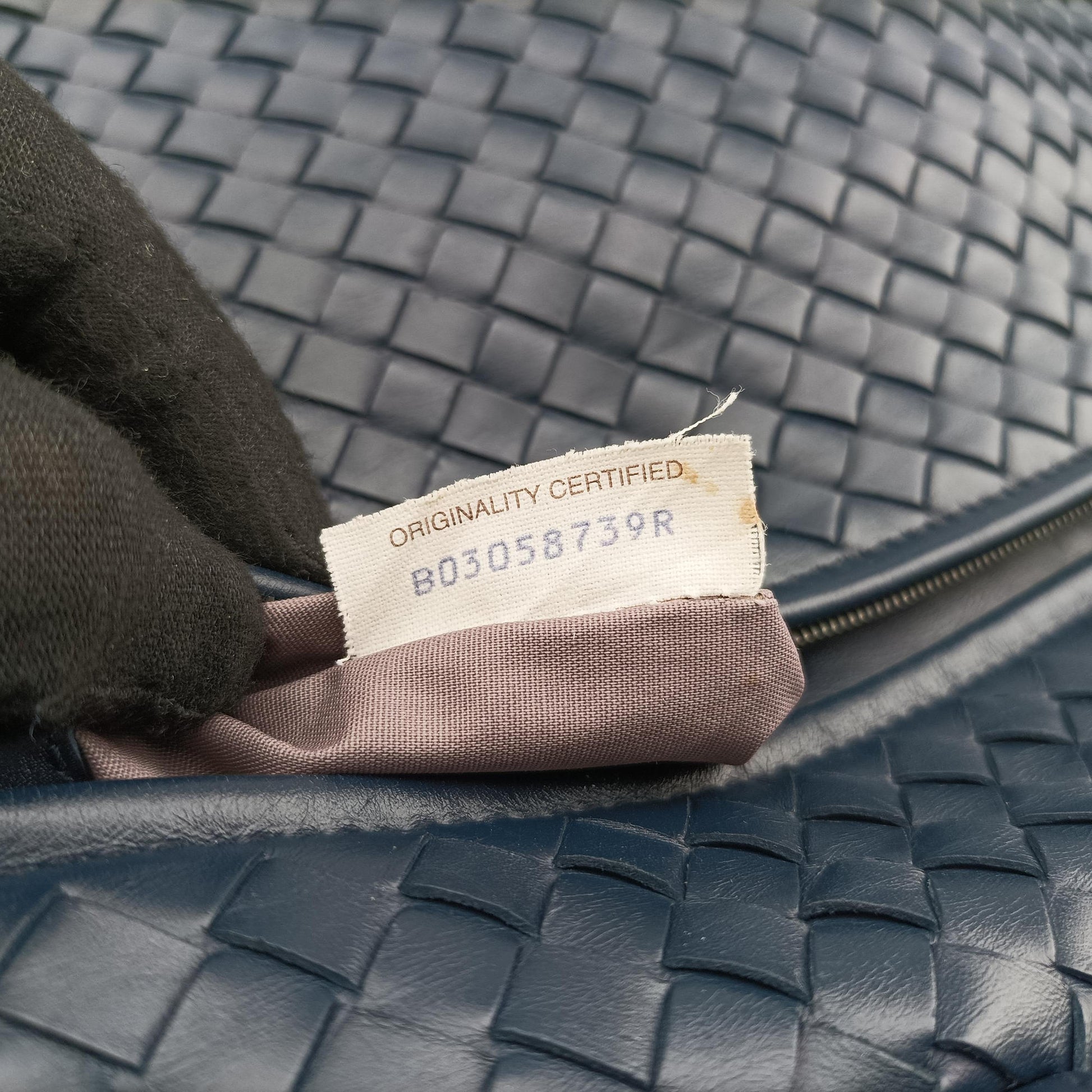 Intrecciato Navy lambskin B03058739Rイントレチャート ネイビー ラムスキン B03058739R