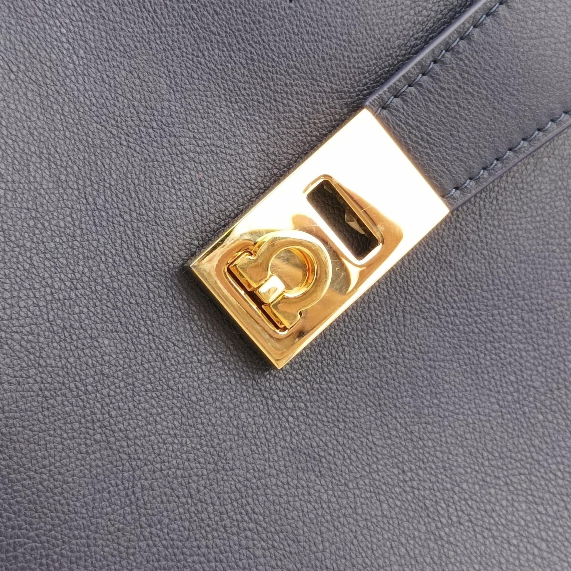 hug Navy leather AU-21/5921ハグ ネイビー レザー AU-21/5921