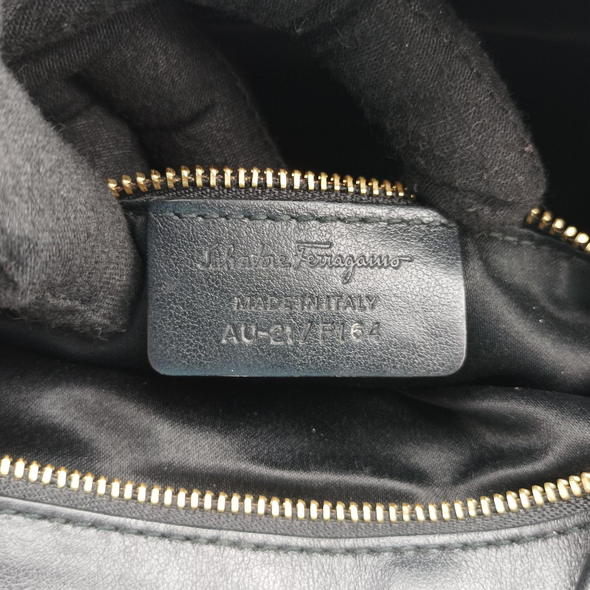 Vara Logo Ribbon Stripe Black Leather AU-21/F164ヴァラ ロゴ リボン ストライプ ブラック レザー AU-21/F164
