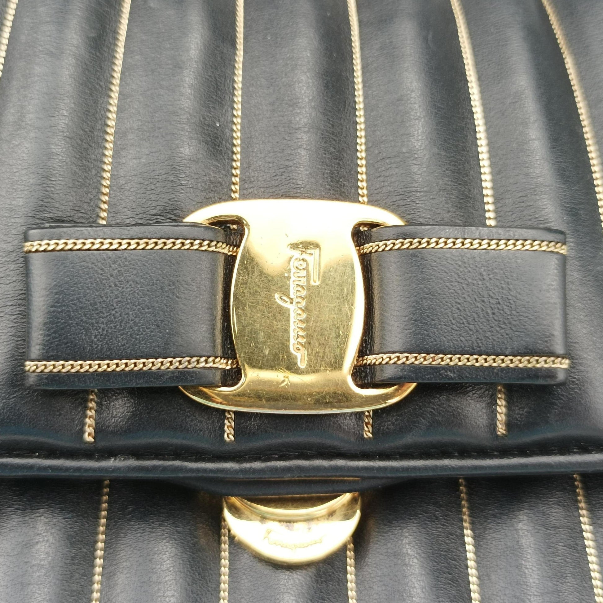 Vara Logo Ribbon Stripe Black Leather AU-21/F164ヴァラ ロゴ リボン ストライプ ブラック レザー AU-21/F164