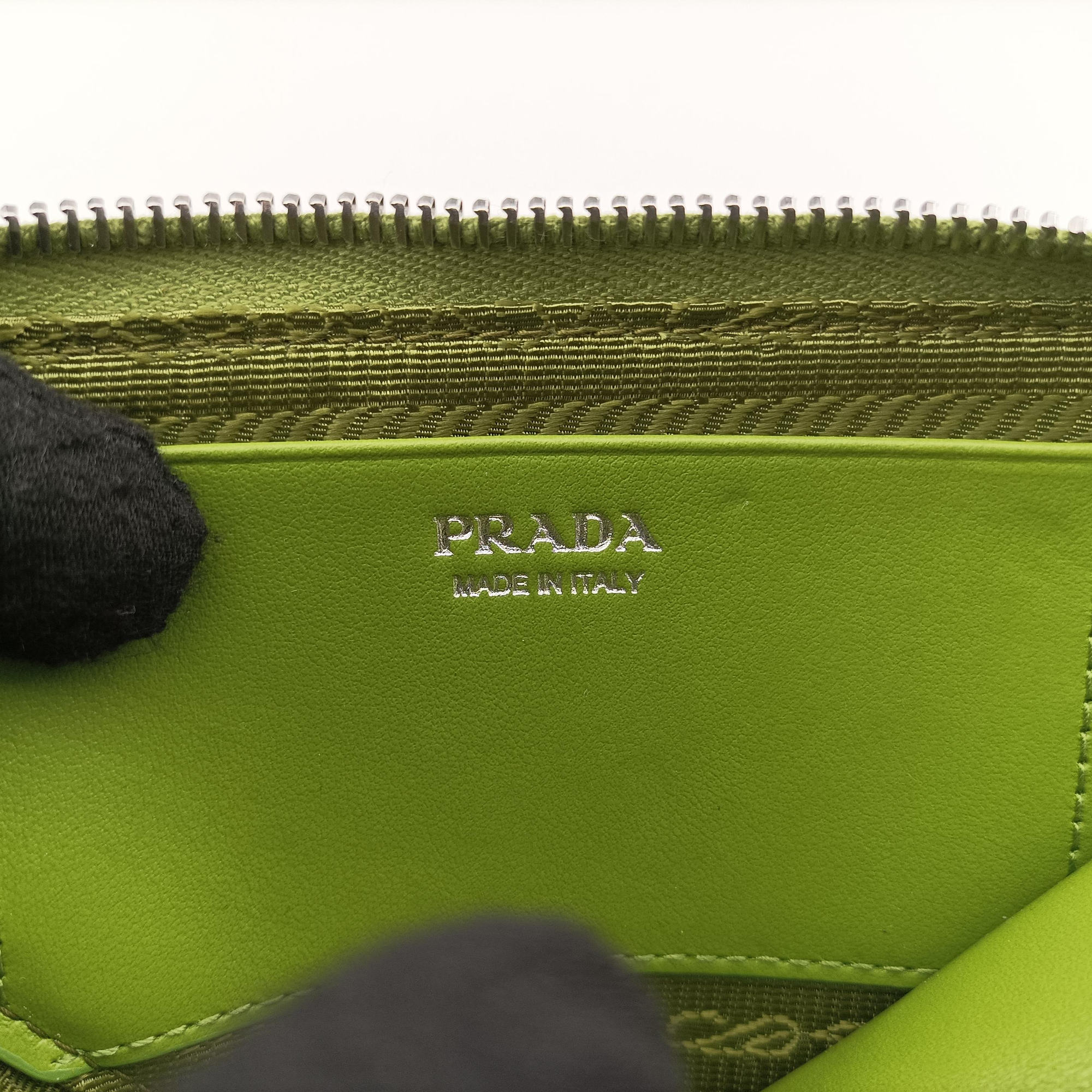 Triangle Logo Plate Green SAFFIANO Leather 1NR015 234トライアングルロゴ グリーン サフィアーノレザー 1NR015 234