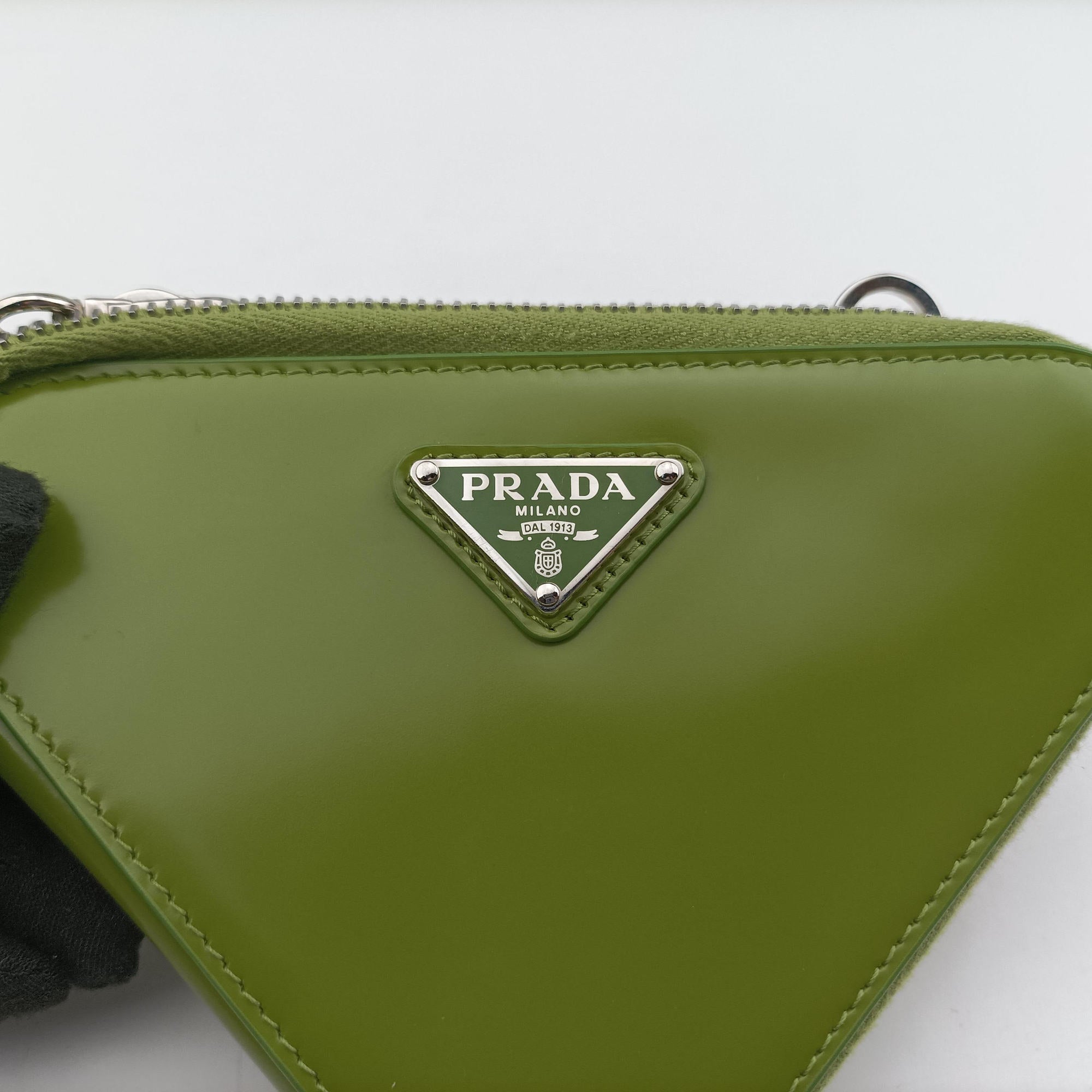Triangle Logo Plate Green SAFFIANO Leather 1NR015 234トライアングルロゴ グリーン サフィアーノレザー 1NR015 234
