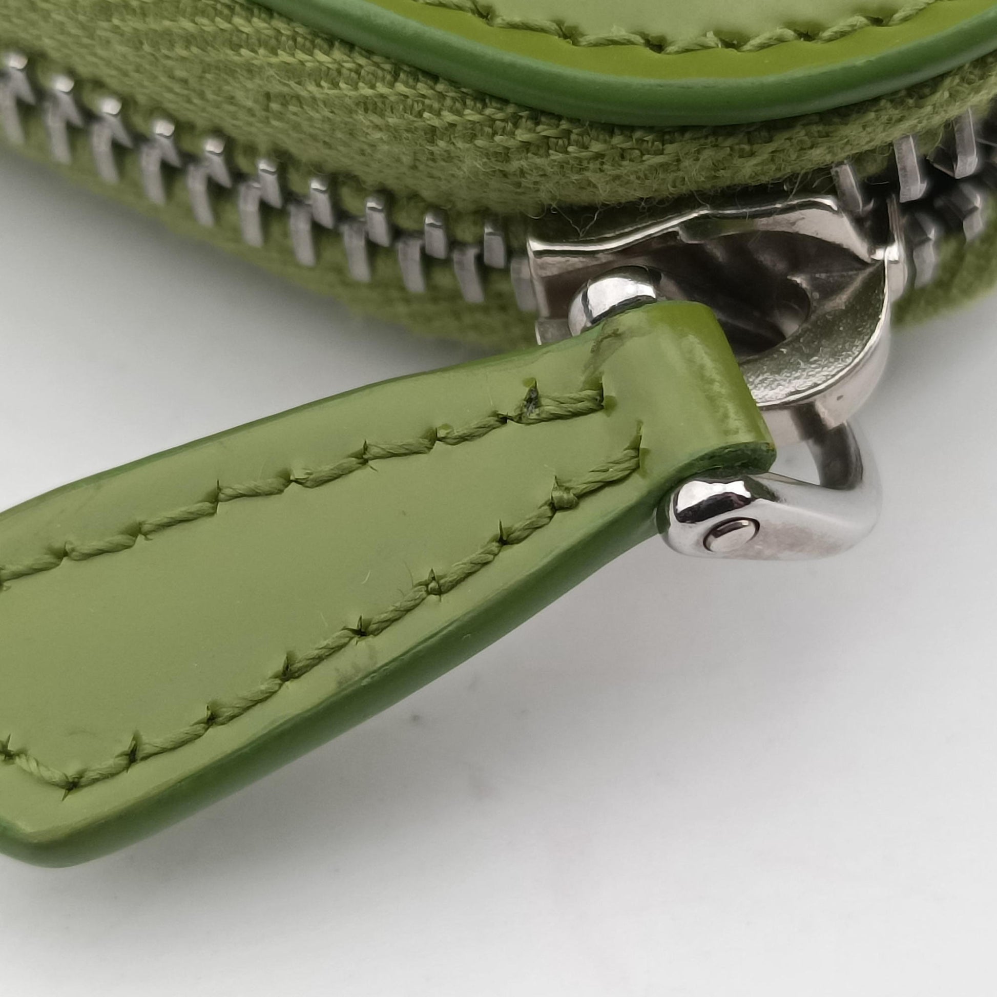 Triangle Logo Plate Green SAFFIANO Leather 1NR015 234トライアングルロゴ グリーン サフィアーノレザー 1NR015 234