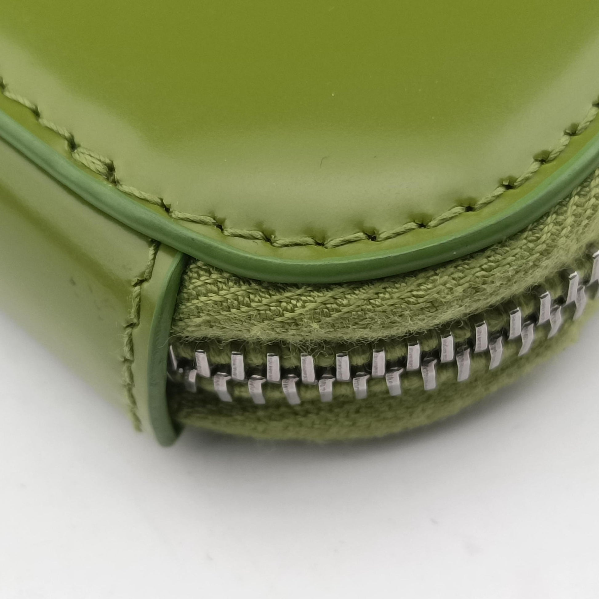 Triangle Logo Plate Green SAFFIANO Leather 1NR015 234トライアングルロゴ グリーン サフィアーノレザー 1NR015 234