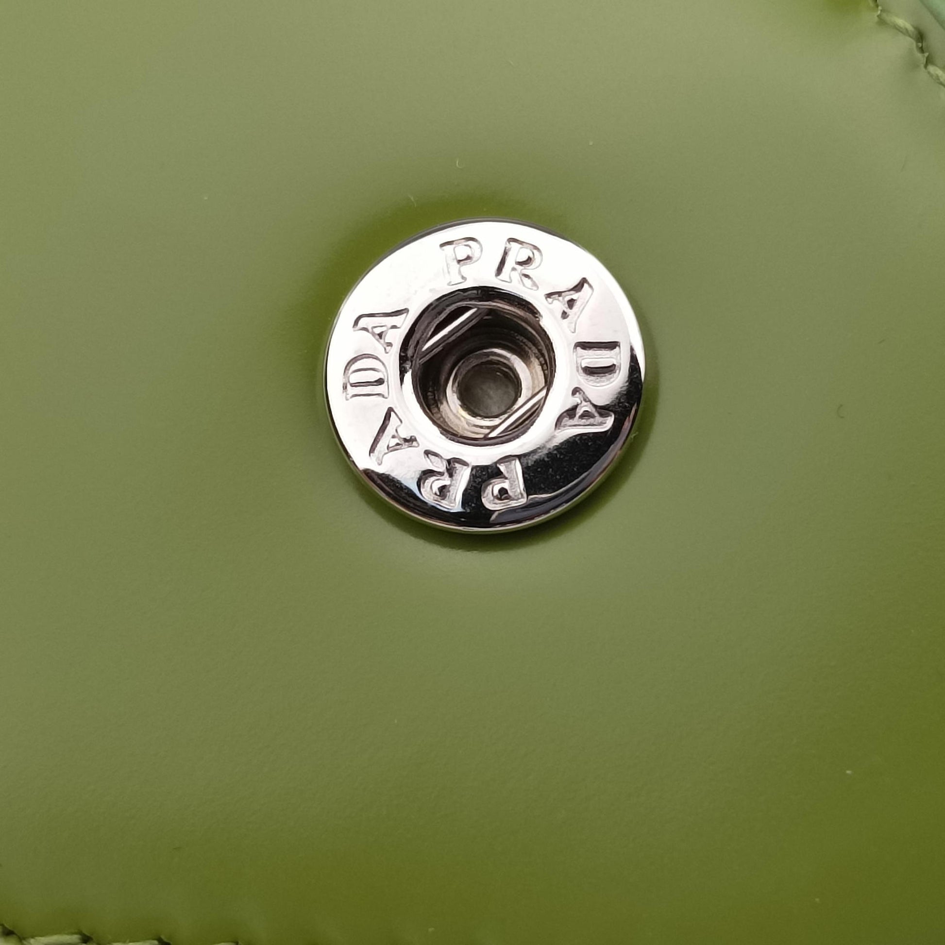 Triangle Logo Plate Green SAFFIANO Leather 1NR015 234トライアングルロゴ グリーン サフィアーノレザー 1NR015 234