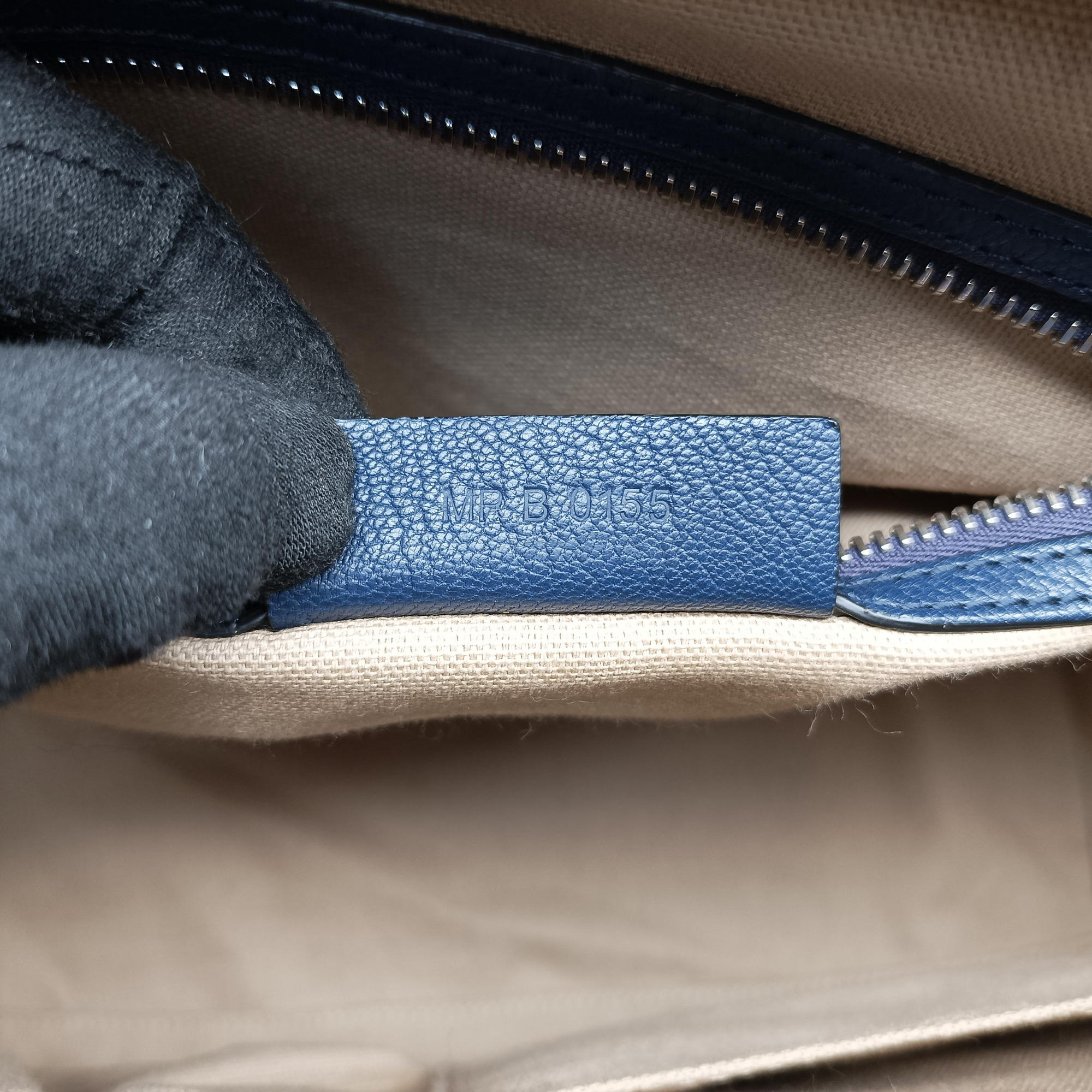 Antigona Medium Navy leather MP B 0155アンティゴナ ミディアム ネイビー レザー MP B 0155