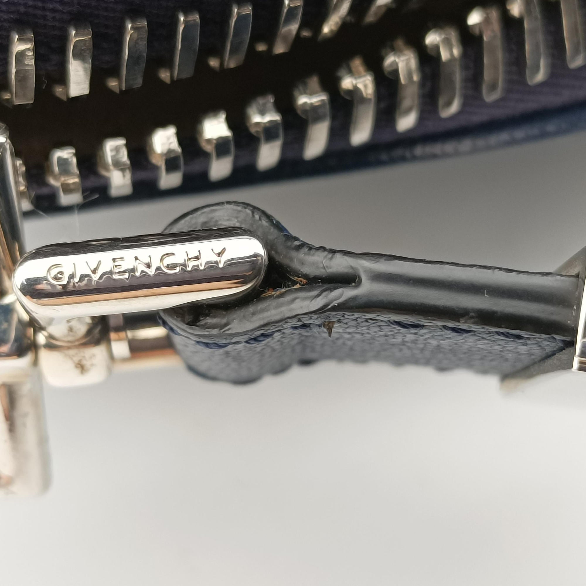 Antigona Medium Navy leather MP B 0155アンティゴナ ミディアム ネイビー レザー MP B 0155