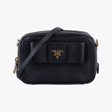 Ribbon Mini Pochette Black SAFFIANO Leather 1NF674 31/Yリボン ミニポシェット ブラック サフィアーノレザー 1NF674 31/Y