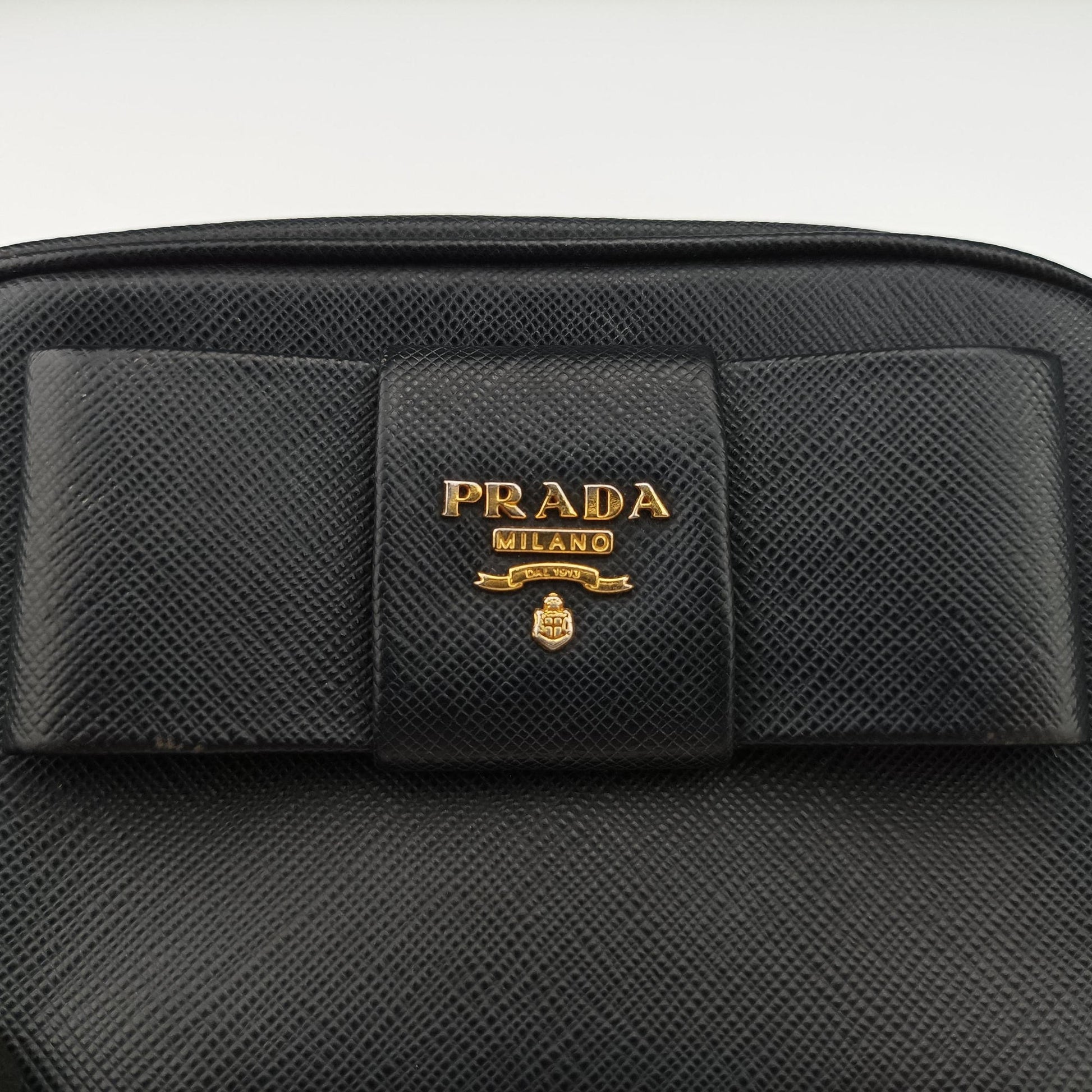 Ribbon Mini Pochette Black SAFFIANO Leather 1NF674 31/Yリボン ミニポシェット ブラック サフィアーノレザー 1NF674 31/Y