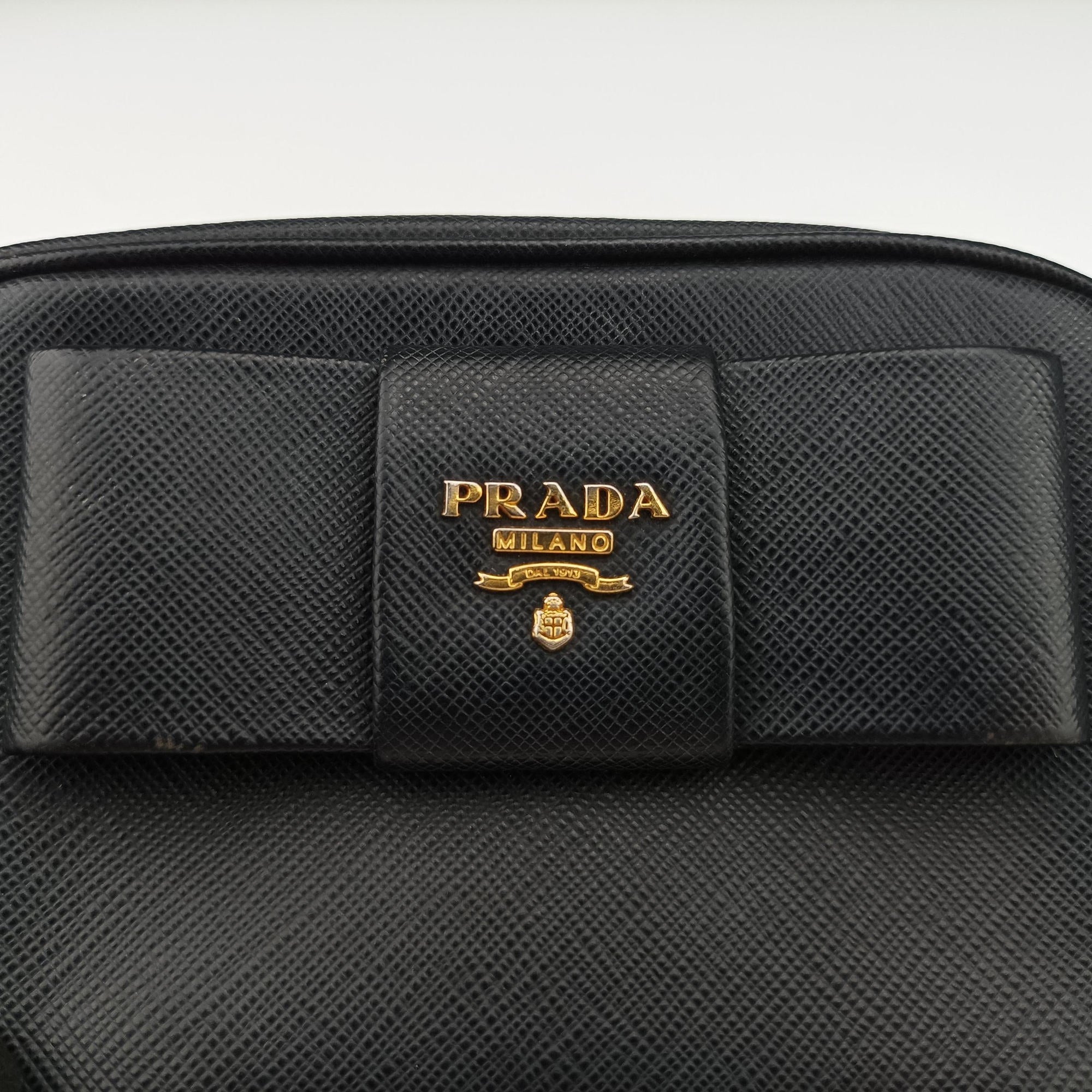 Ribbon Mini Pochette Black SAFFIANO Leather 1NF674 31/Yリボン ミニポシェット ブラック サフィアーノレザー 1NF674 31/Y