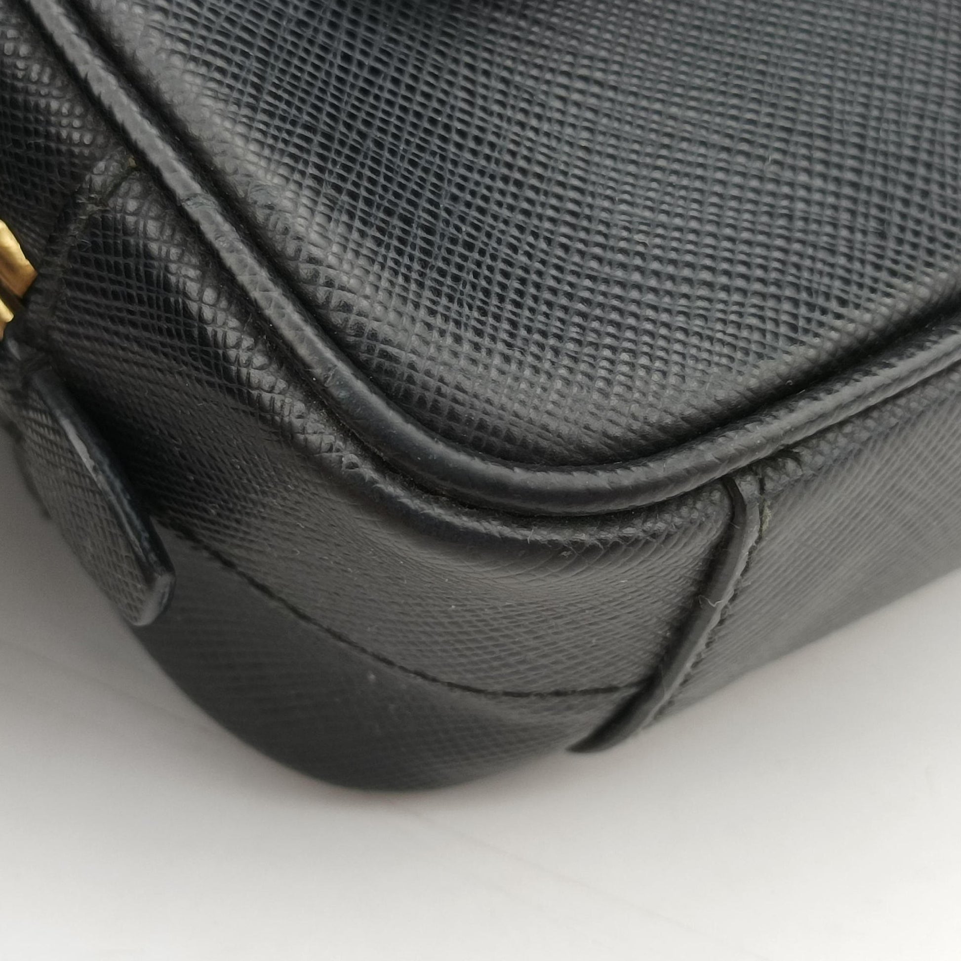Ribbon Mini Pochette Black SAFFIANO Leather 1NF674 31/Yリボン ミニポシェット ブラック サフィアーノレザー 1NF674 31/Y