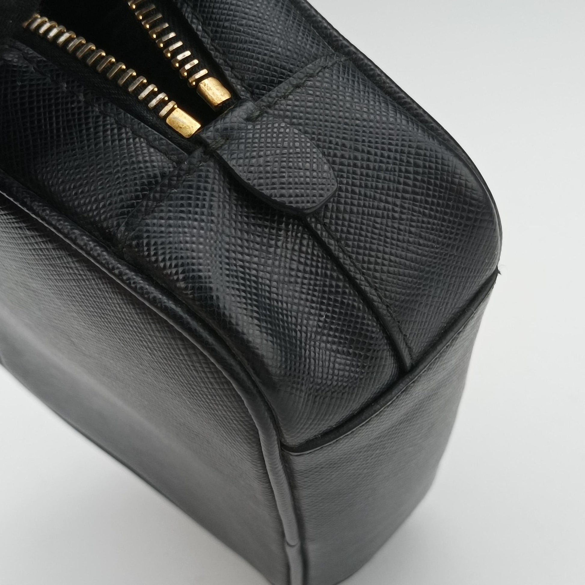 Ribbon Mini Pochette Black SAFFIANO Leather 1NF674 31/Yリボン ミニポシェット ブラック サフィアーノレザー 1NF674 31/Y