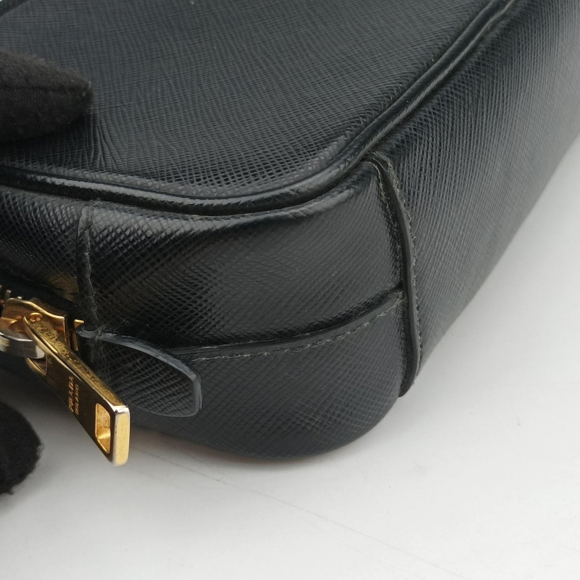 Ribbon Mini Pochette Black SAFFIANO Leather 1NF674 31/Yリボン ミニポシェット ブラック サフィアーノレザー 1NF674 31/Y