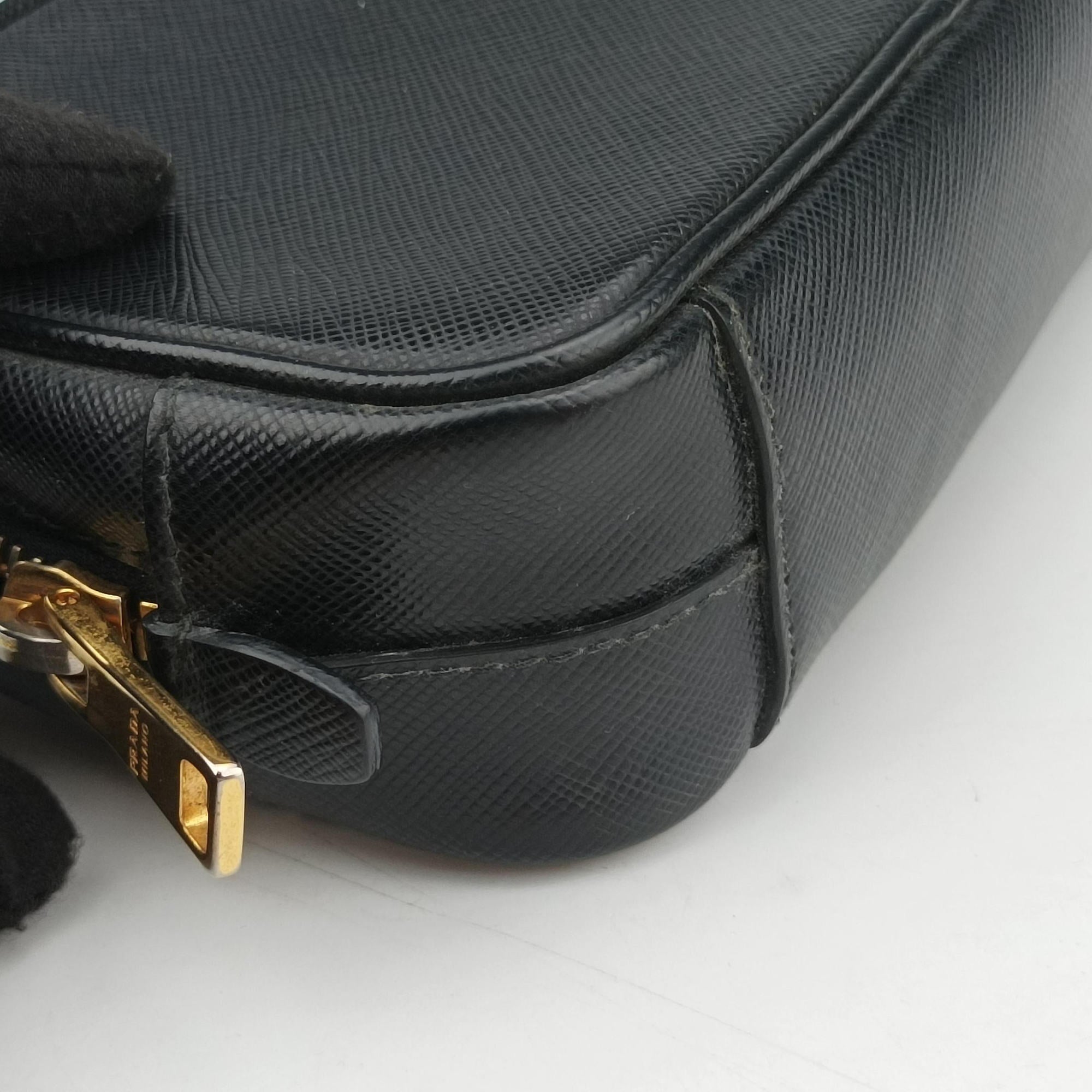 Ribbon Mini Pochette Black SAFFIANO Leather 1NF674 31/Yリボン ミニポシェット ブラック サフィアーノレザー 1NF674 31/Y