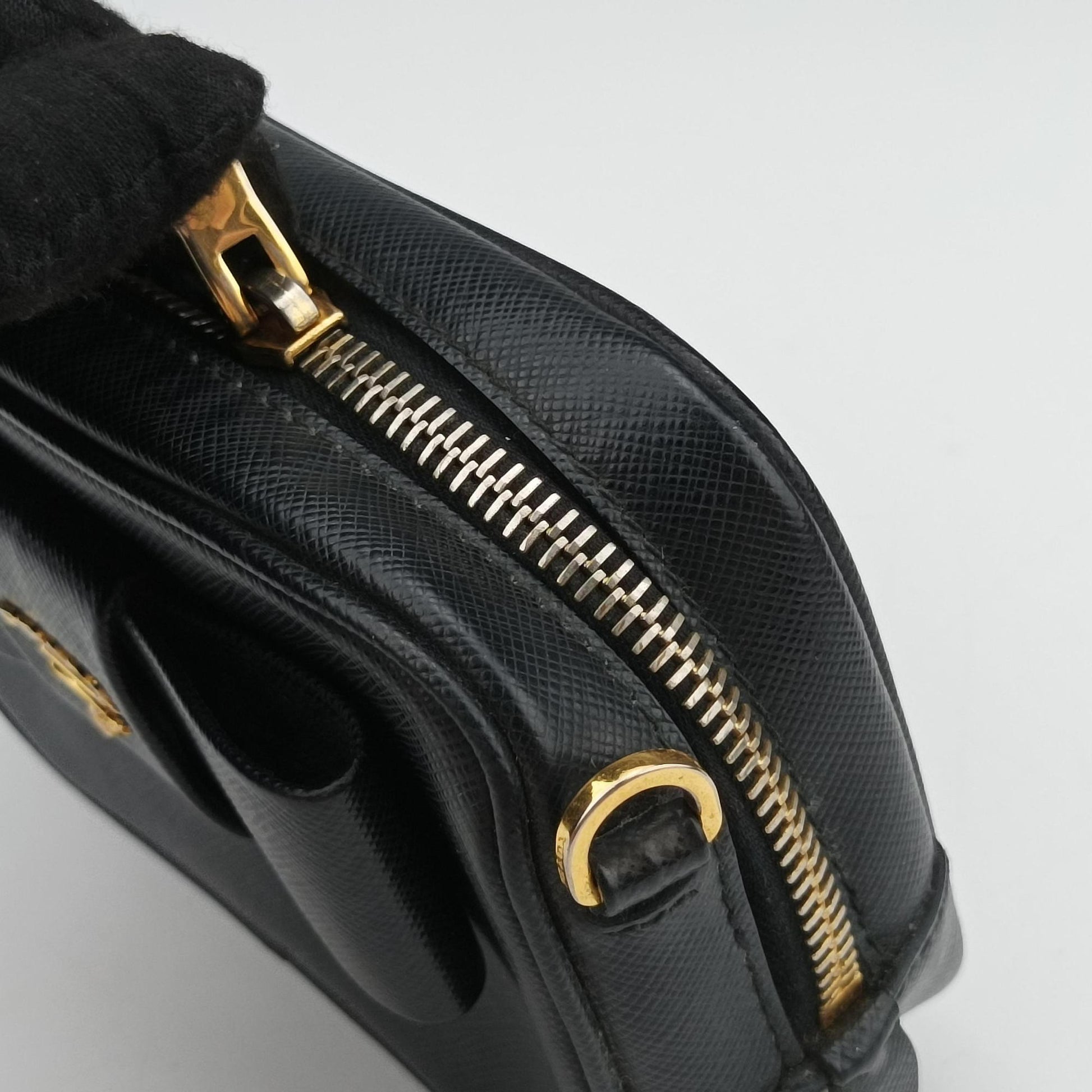 Ribbon Mini Pochette Black SAFFIANO Leather 1NF674 31/Yリボン ミニポシェット ブラック サフィアーノレザー 1NF674 31/Y