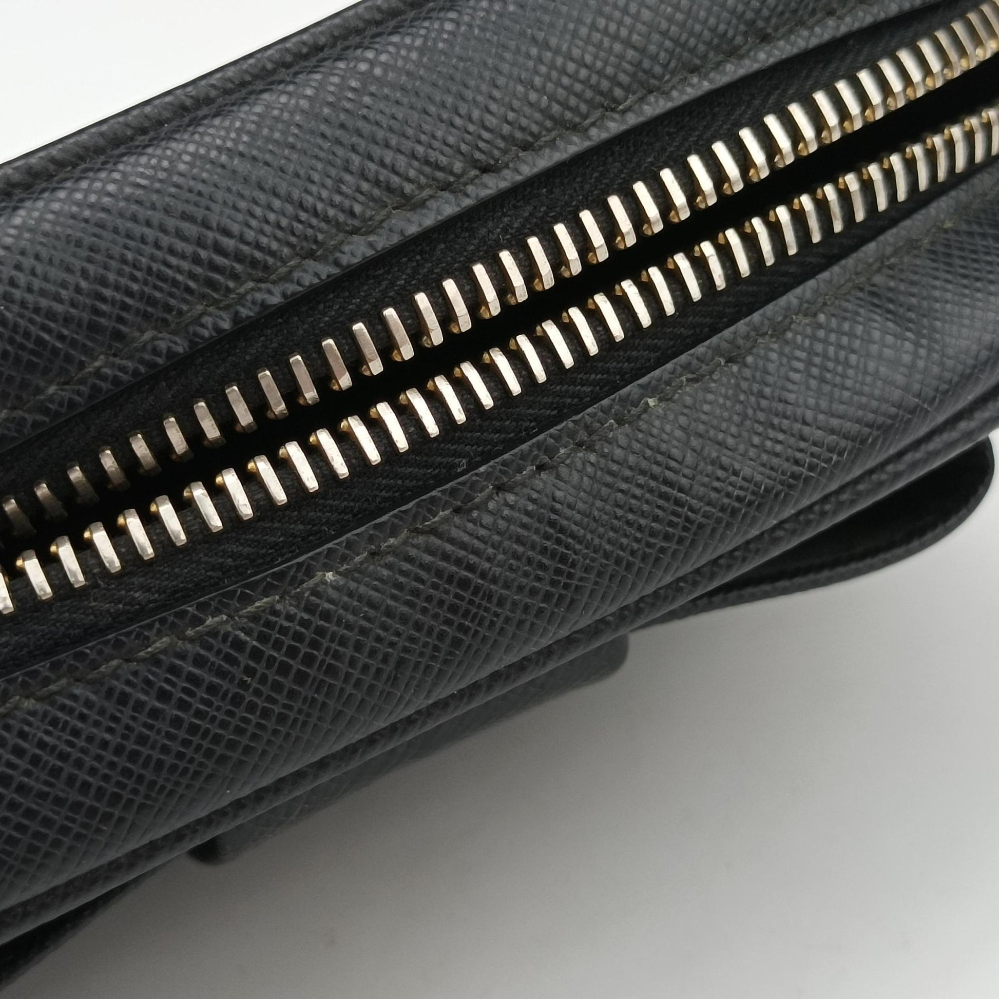 Ribbon Mini Pochette Black SAFFIANO Leather 1NF674 31/Yリボン ミニポシェット ブラック サフィアーノレザー 1NF674 31/Y