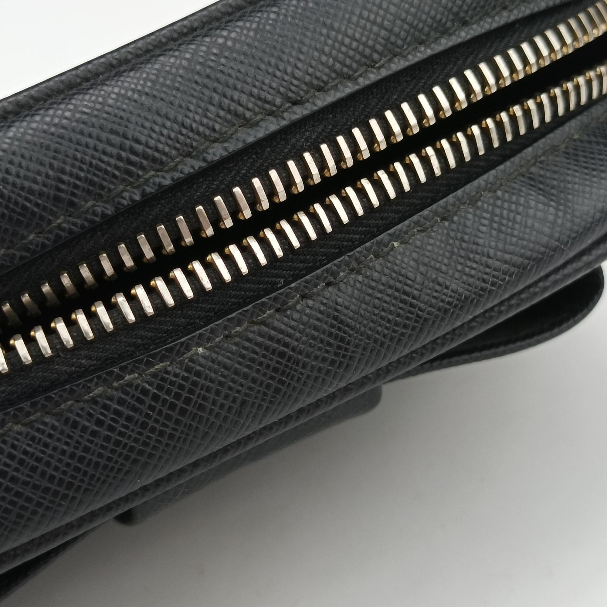 Ribbon Mini Pochette Black SAFFIANO Leather 1NF674 31/Yリボン ミニポシェット ブラック サフィアーノレザー 1NF674 31/Y