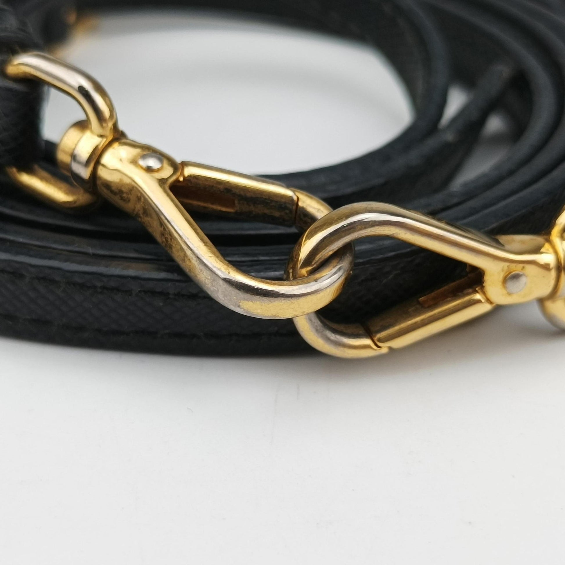 Ribbon Mini Pochette Black SAFFIANO Leather 1NF674 31/Yリボン ミニポシェット ブラック サフィアーノレザー 1NF674 31/Y