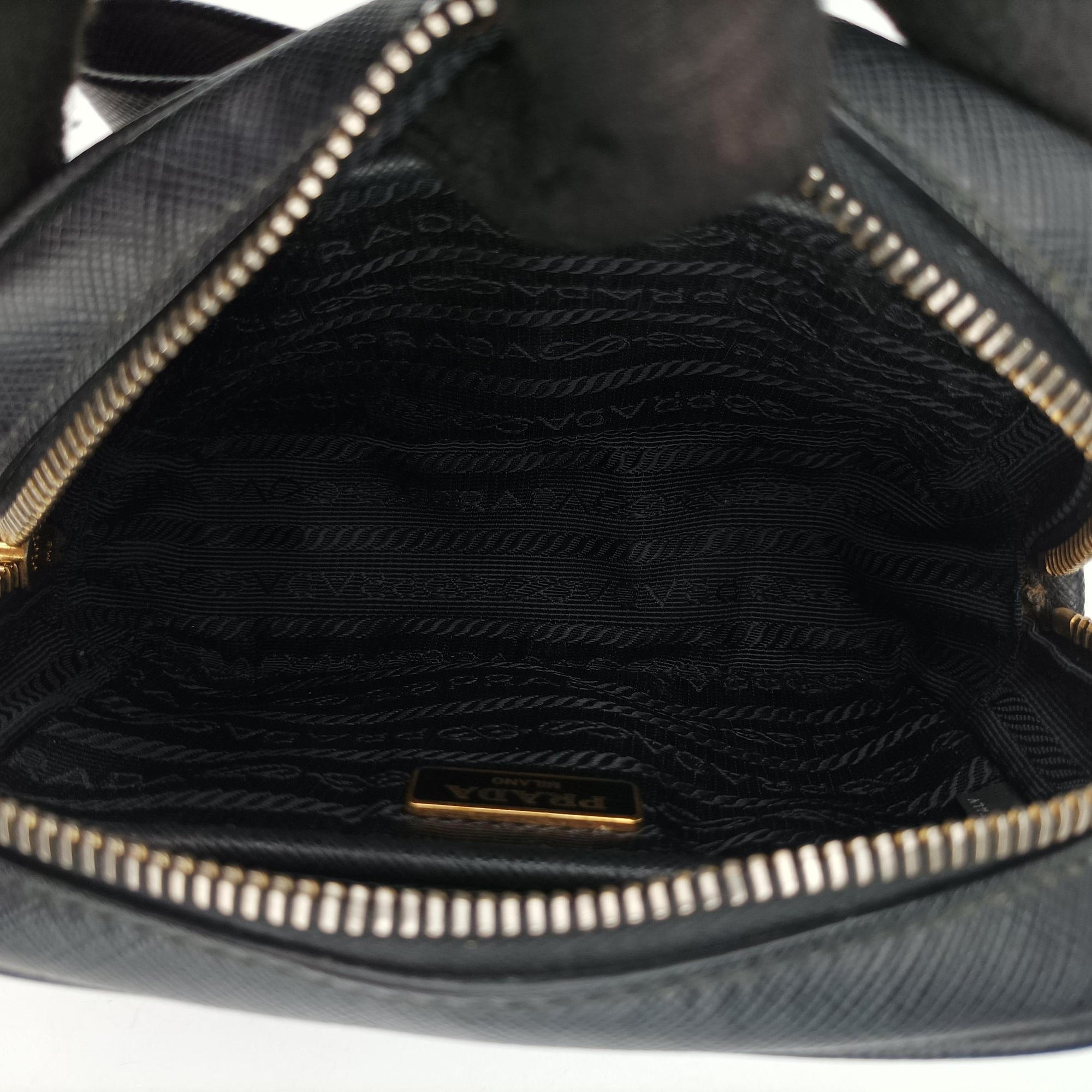Ribbon Mini Pochette Black SAFFIANO Leather 1NF674 31/Yリボン ミニポシェット ブラック サフィアーノレザー 1NF674 31/Y