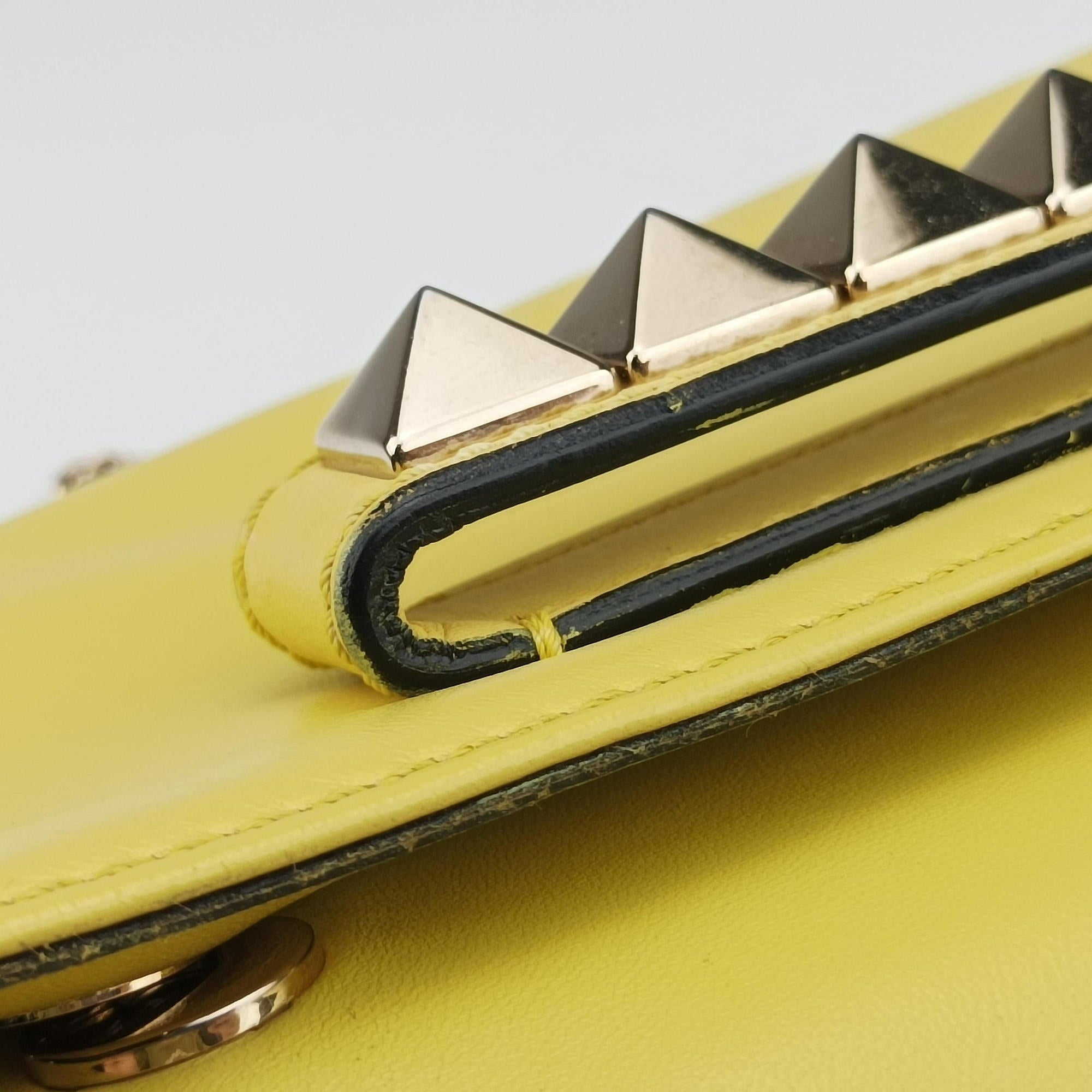 Rockstud Va Va Voom Yellow Leather Lot number unknownロックスタッズ ヴァ ヴァ ヴーム イエロー レザー 製番不明