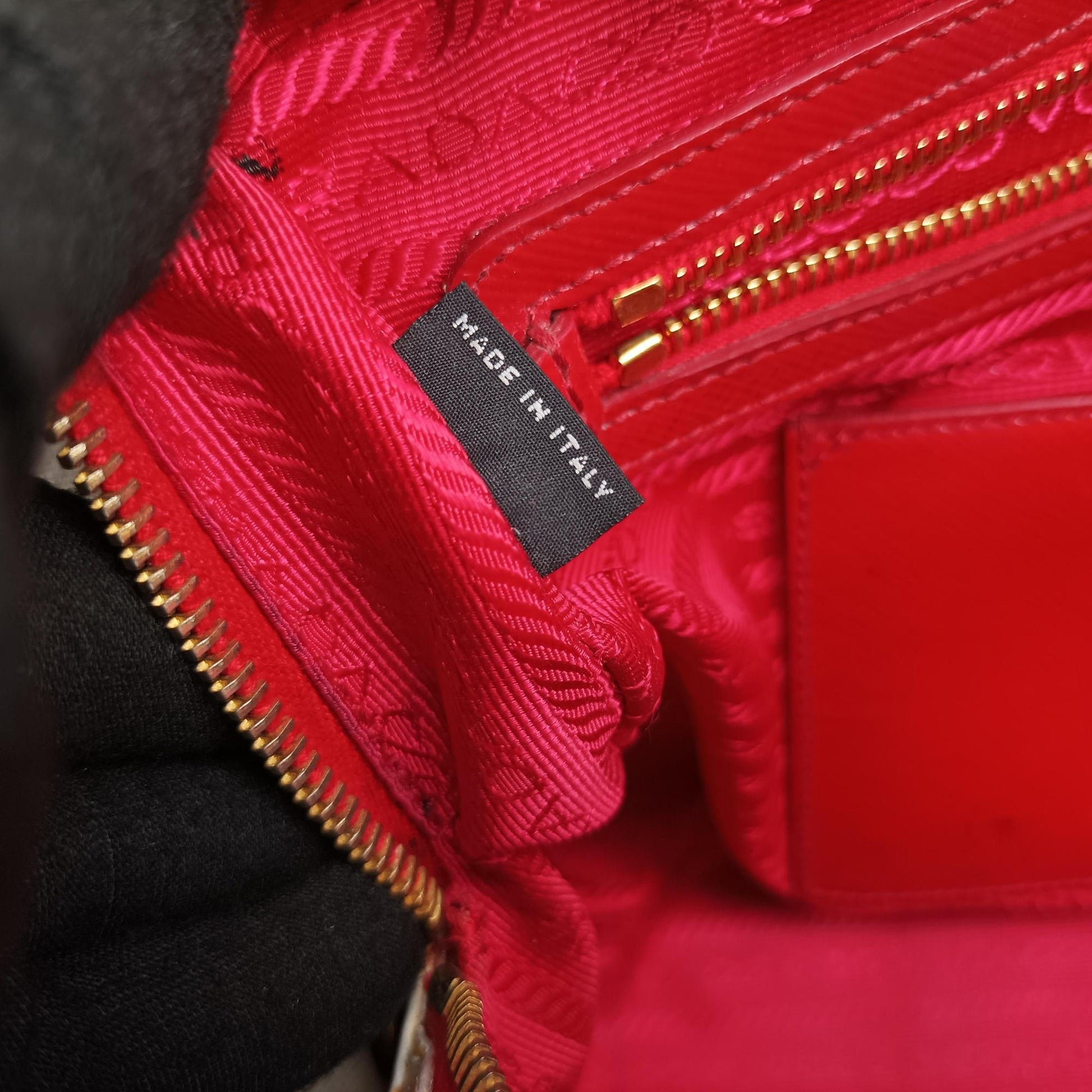 Triangle logo Red×Yellow Patent 7/Aトライアングル ロゴ レッド×イエロー パテント 7/A