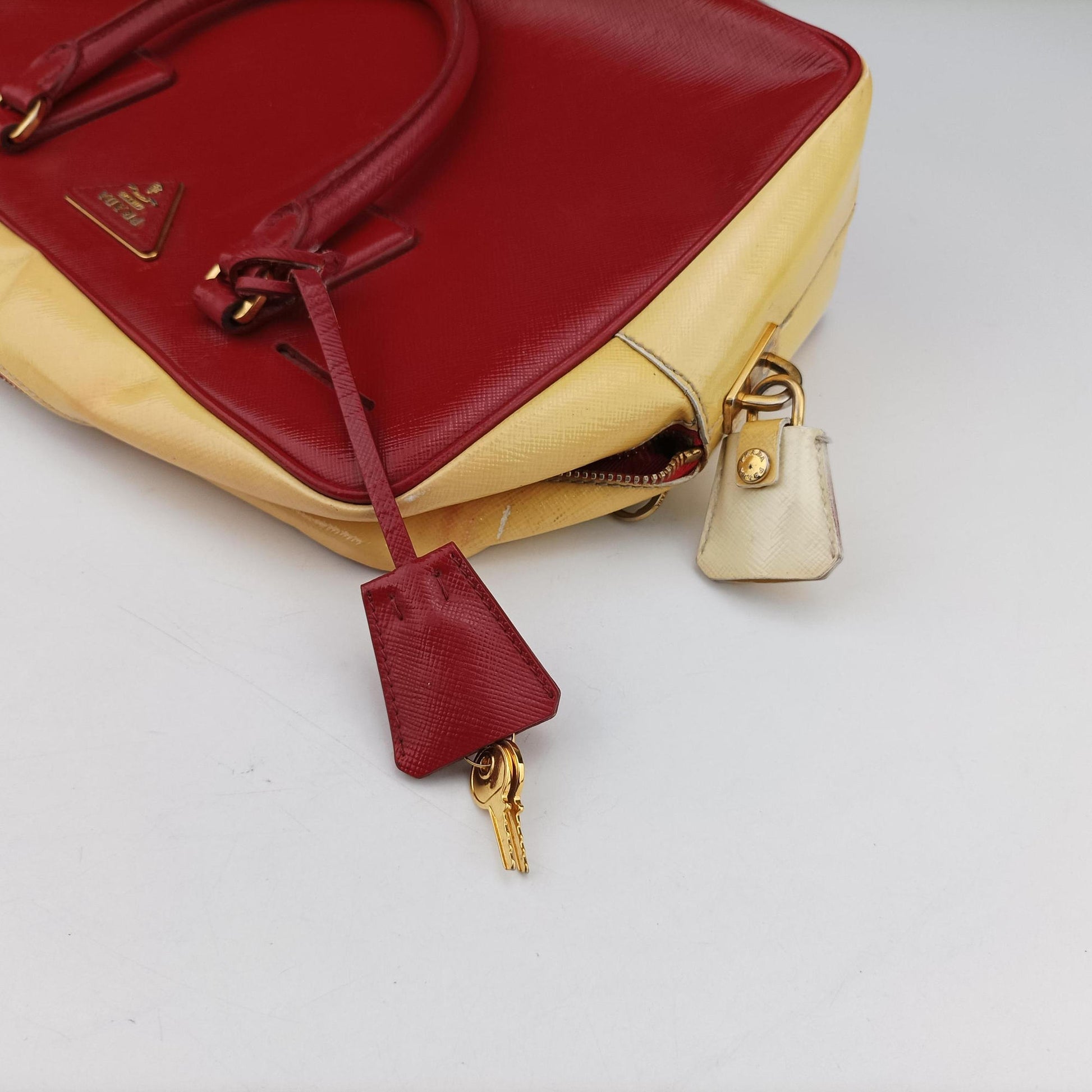 Triangle logo Red×Yellow Patent 7/Aトライアングル ロゴ レッド×イエロー パテント 7/A