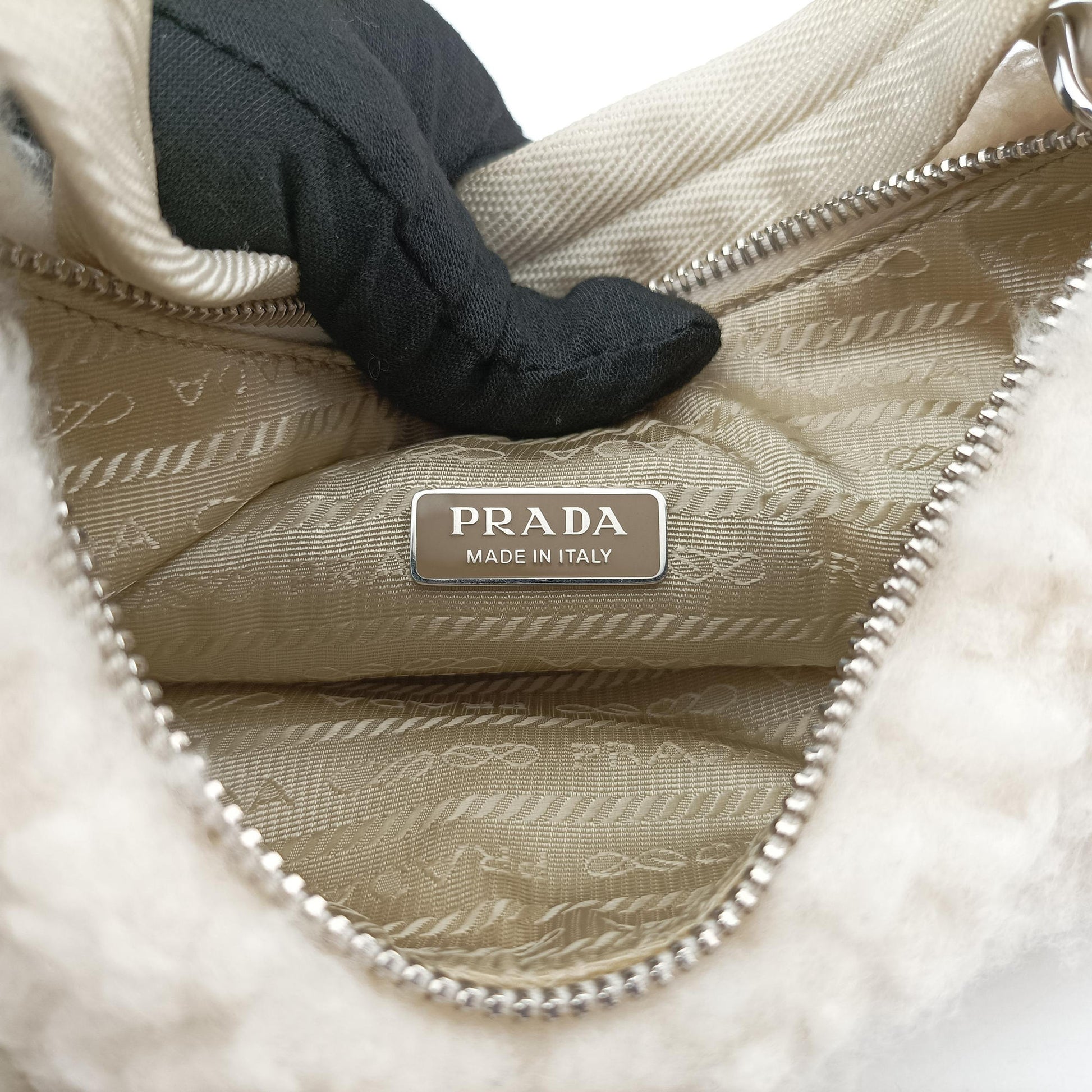 Re-Edition 2000 White Sheep Fur × Nylon Trims 1NE515 31/A3リエディション 2000 ホワイト シープファー × テスート 1NE515 31/A3