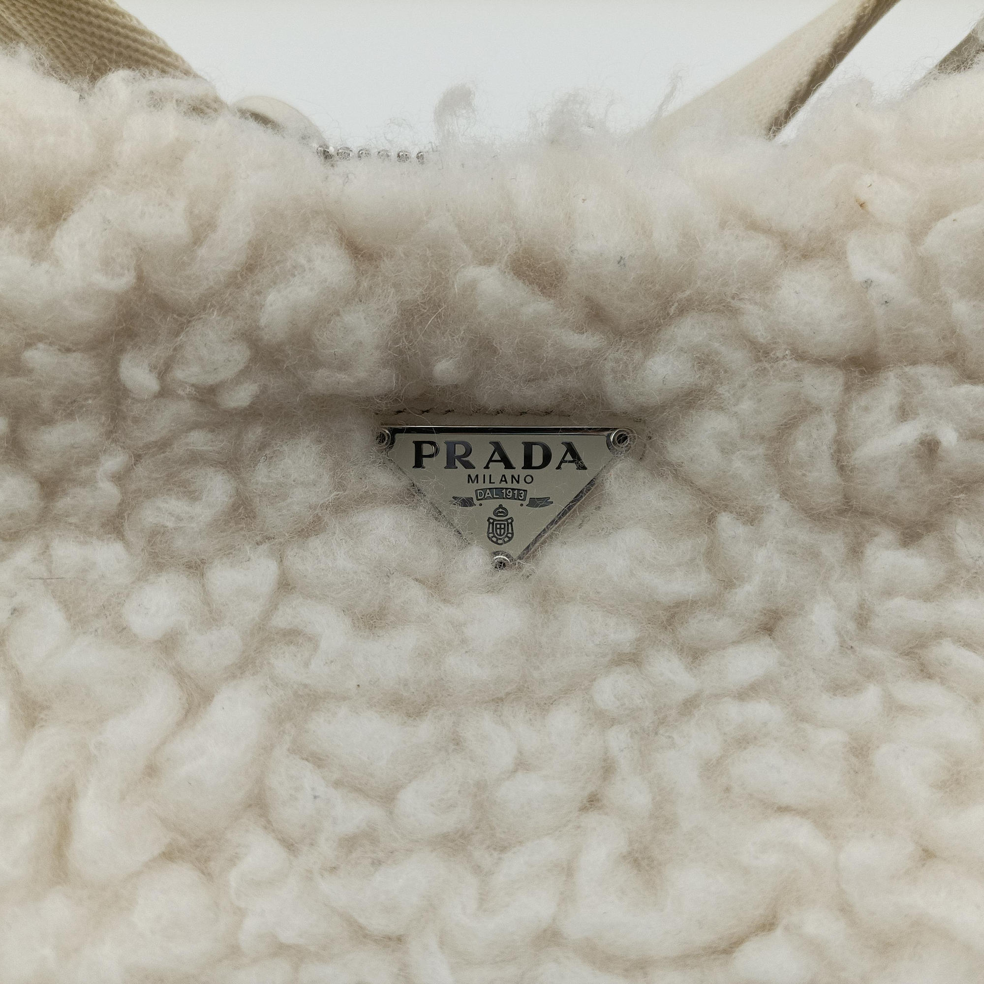Re-Edition 2000 White Sheep Fur × Nylon Trims 1NE515 31/A3リエディション 2000 ホワイト シープファー × テスート 1NE515 31/A3