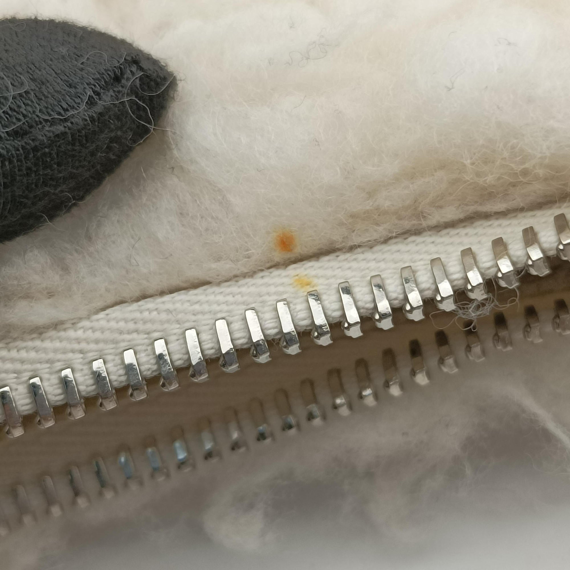 Re-Edition 2000 White Sheep Fur × Nylon Trims 1NE515 31/A3リエディション 2000 ホワイト シープファー × テスート 1NE515 31/A3