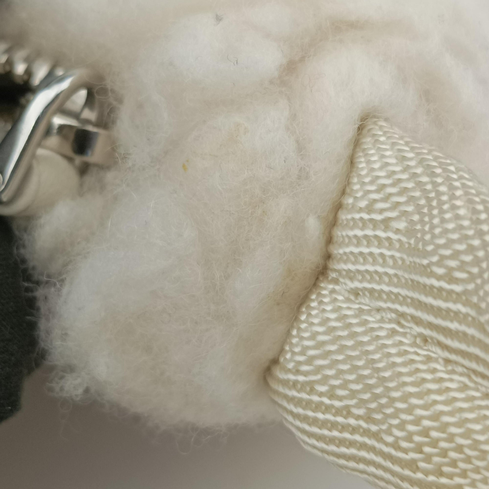 Re-Edition 2000 White Sheep Fur × Nylon Trims 1NE515 31/A3リエディション 2000 ホワイト シープファー × テスート 1NE515 31/A3
