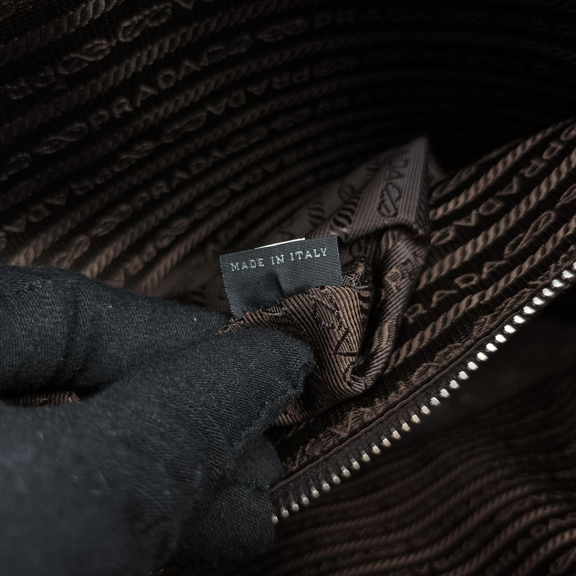 Triangle Logo Plate Grey Saffiano Leather 178589 7 D三角 ロゴ プレート グレー サフィアーノレザー 178589 7 D