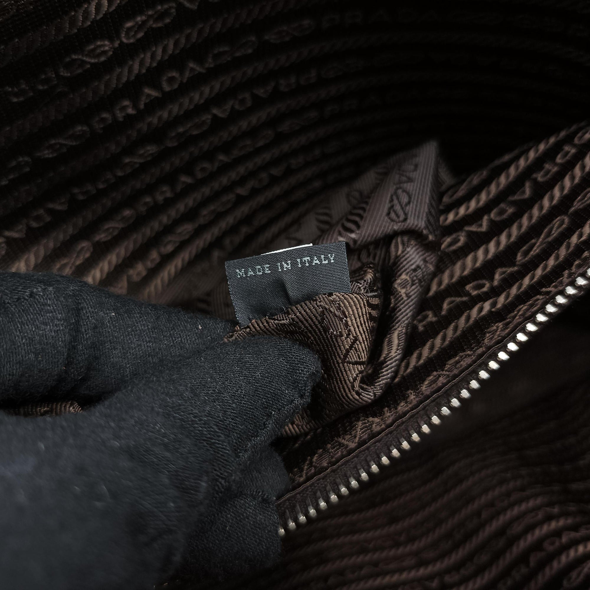 Triangle Logo Plate Grey Saffiano Leather 178589 7 D三角 ロゴ プレート グレー サフィアーノレザー 178589 7 D