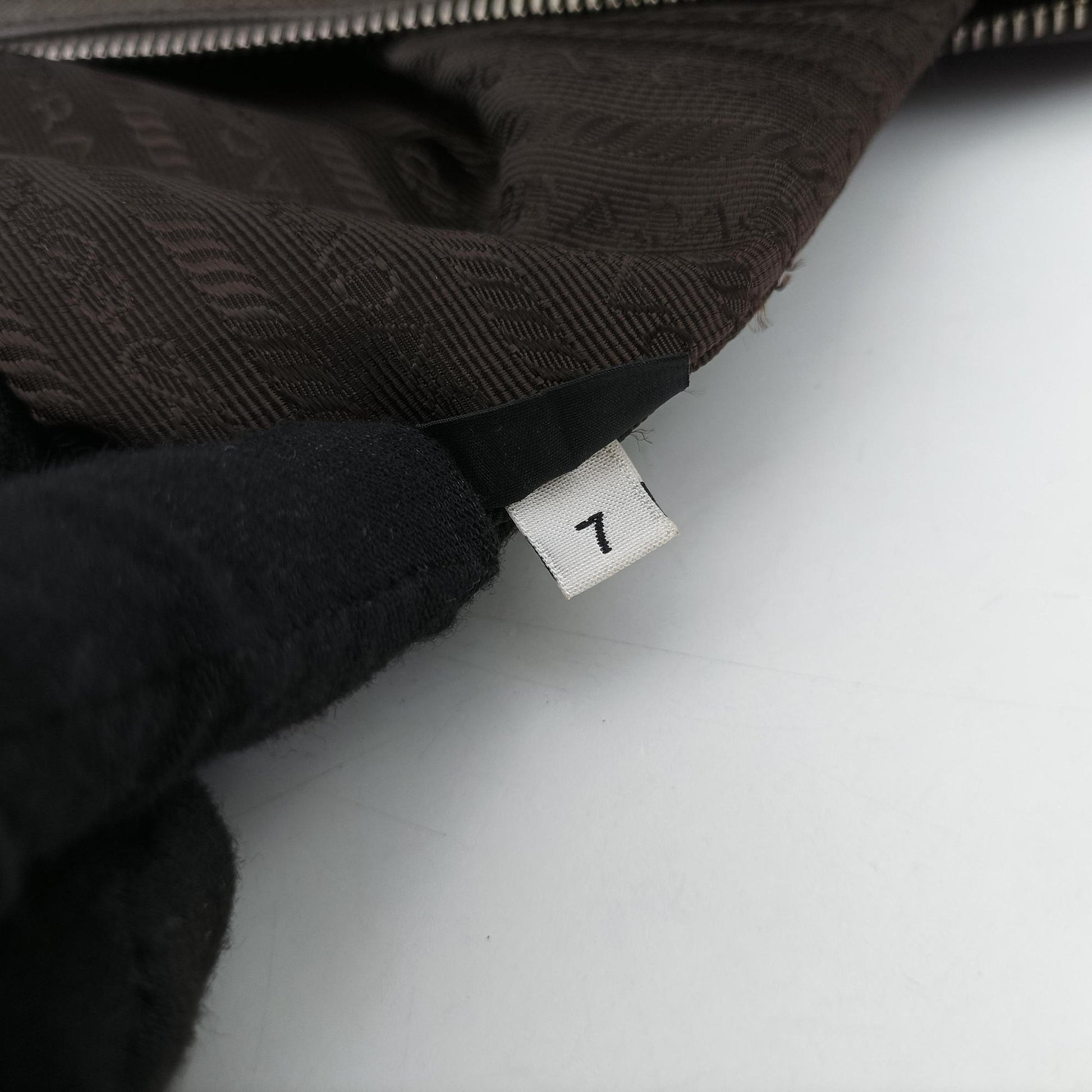 Triangle Logo Plate Grey Saffiano Leather 178589 7 D三角 ロゴ プレート グレー サフィアーノレザー 178589 7 D