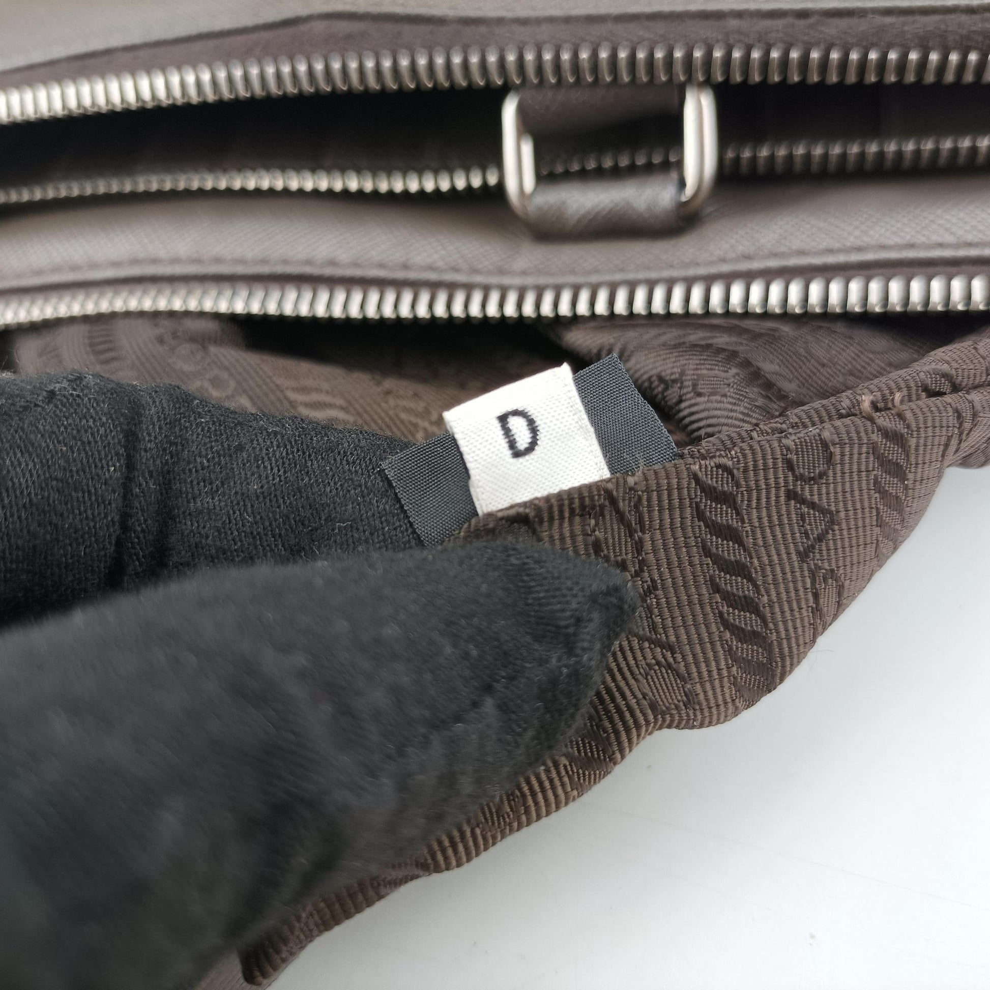 Triangle Logo Plate Grey Saffiano Leather 178589 7 D三角 ロゴ プレート グレー サフィアーノレザー 178589 7 D