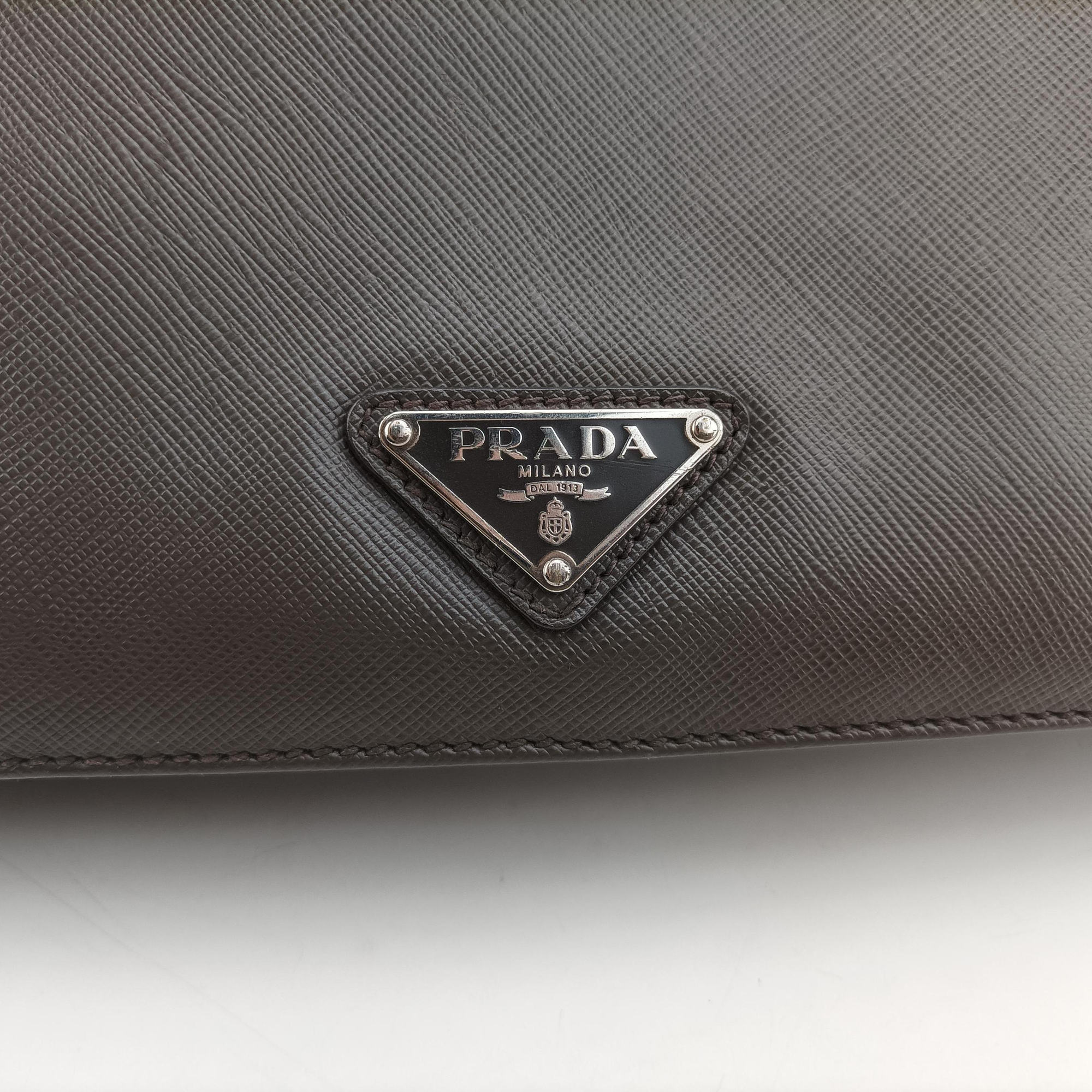 Triangle Logo Plate Grey Saffiano Leather 178589 7 D三角 ロゴ プレート グレー サフィアーノレザー 178589 7 D