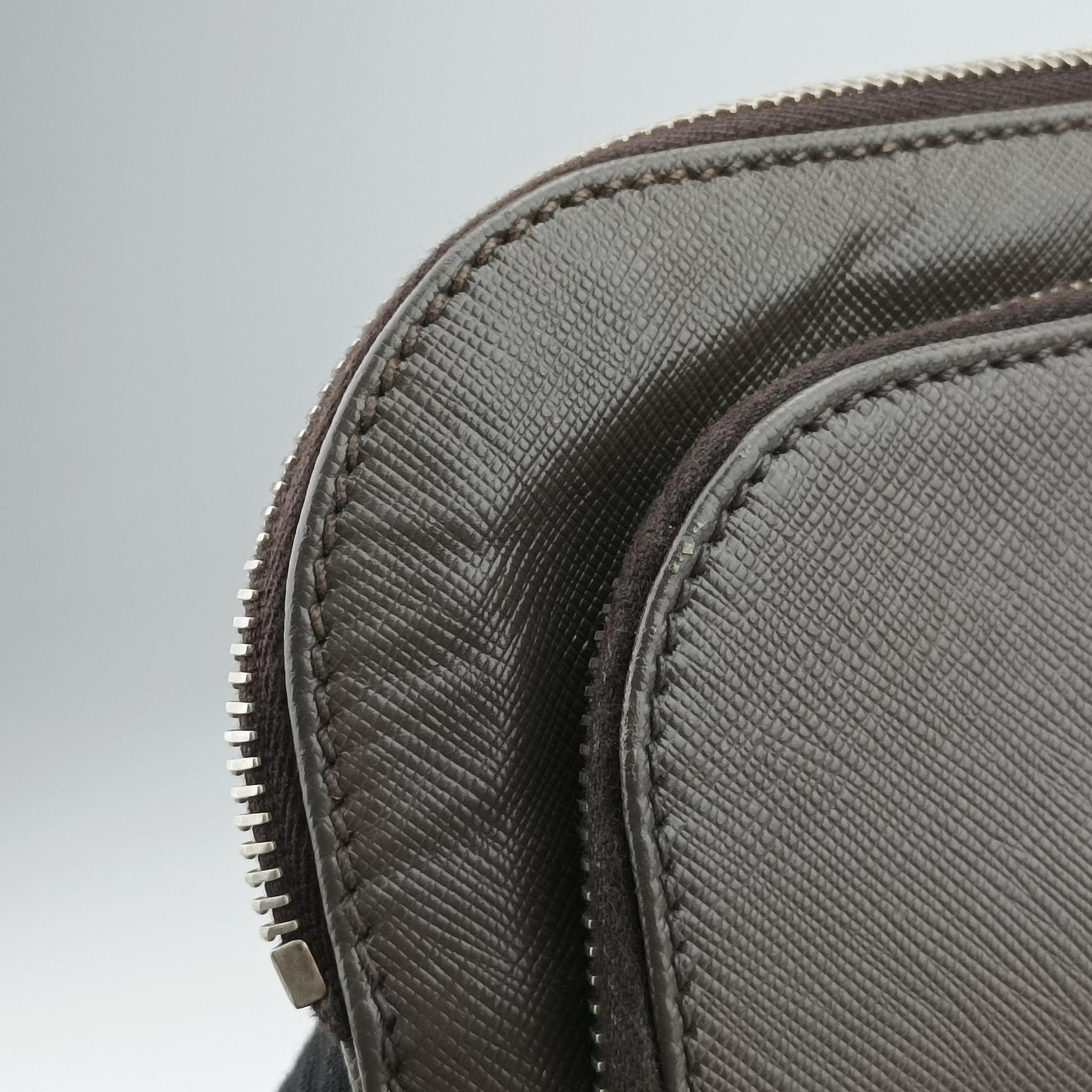 Triangle Logo Plate Grey Saffiano Leather 178589 7 D三角 ロゴ プレート グレー サフィアーノレザー 178589 7 D
