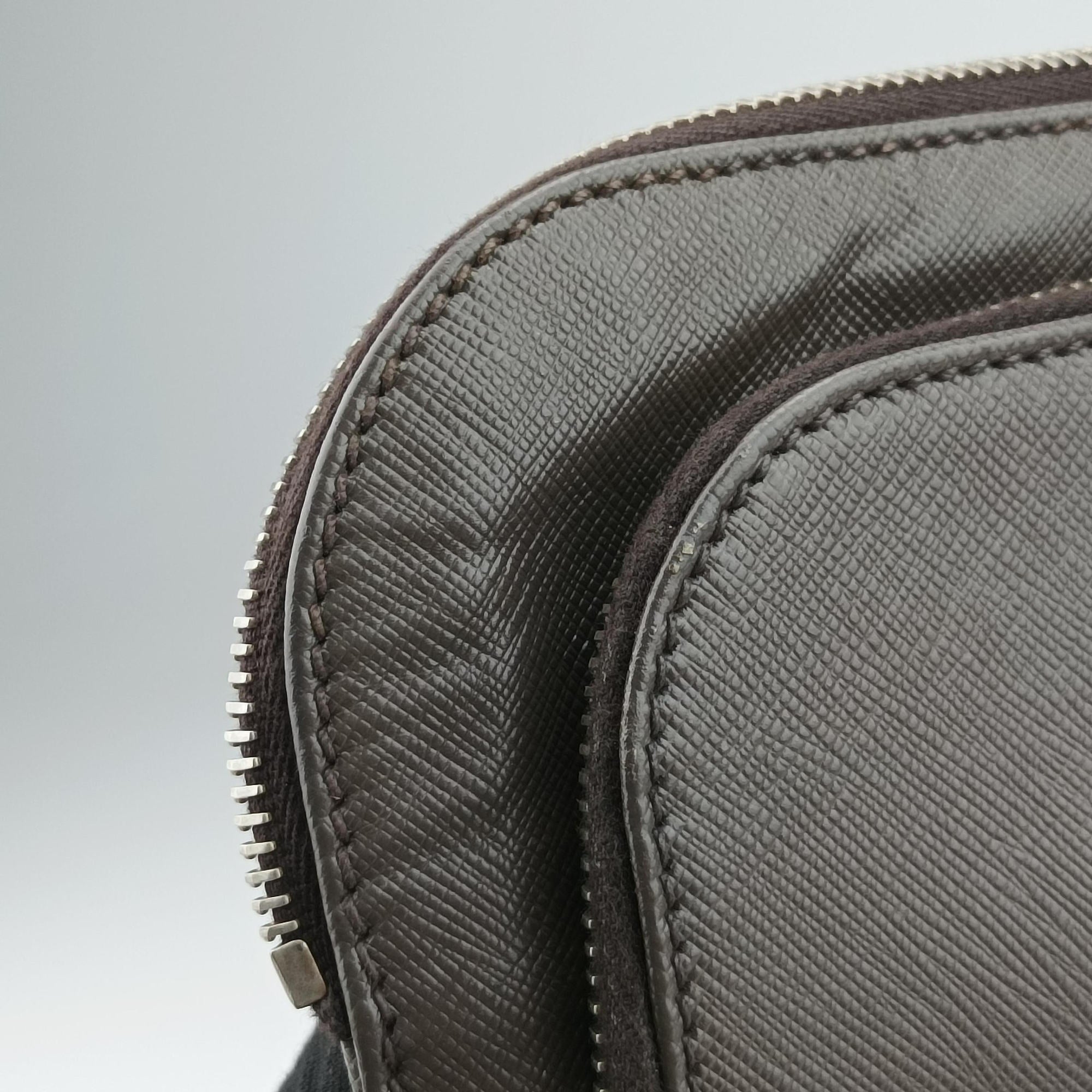 Triangle Logo Plate Grey Saffiano Leather 178589 7 D三角 ロゴ プレート グレー サフィアーノレザー 178589 7 D