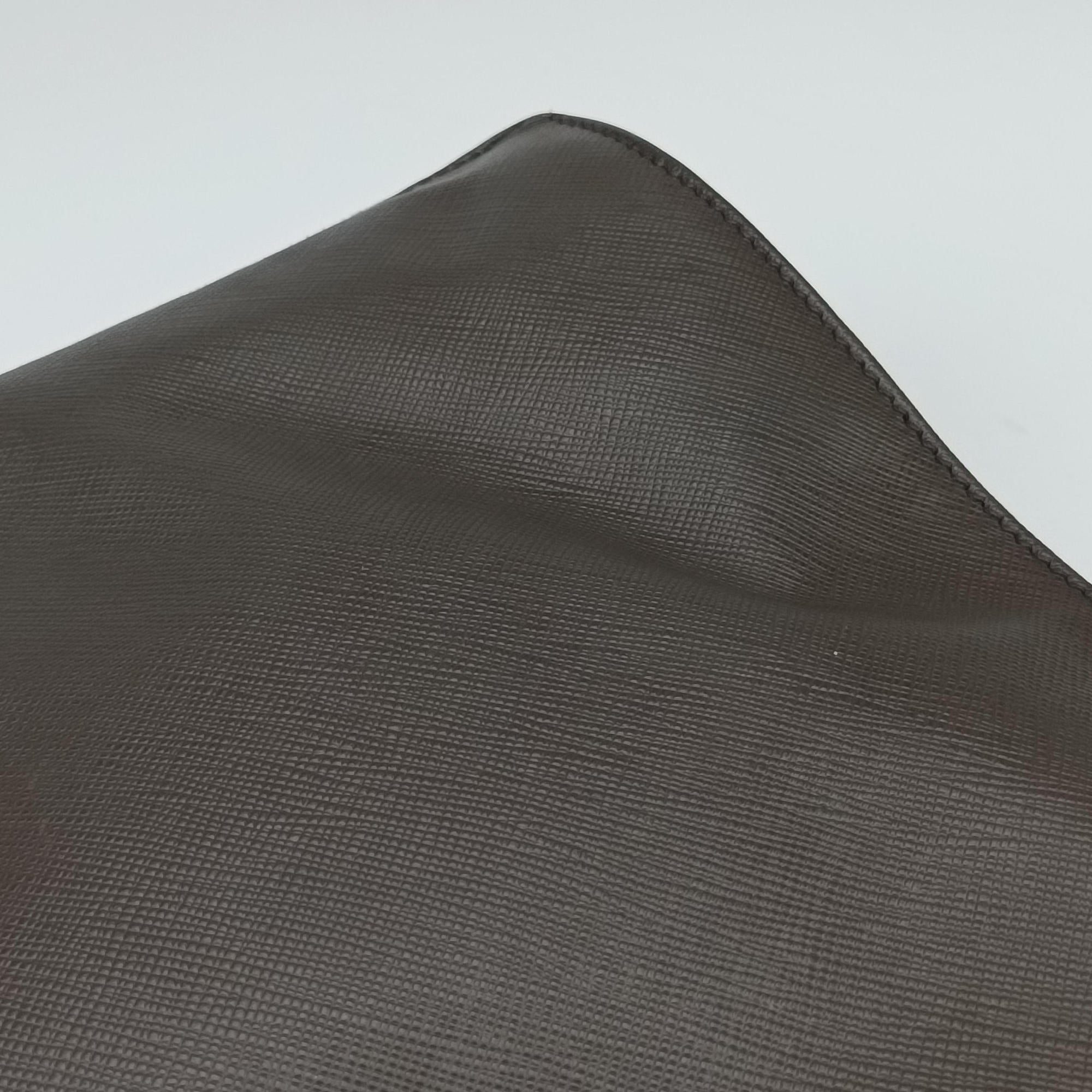 Triangle Logo Plate Grey Saffiano Leather 178589 7 D三角 ロゴ プレート グレー サフィアーノレザー 178589 7 D