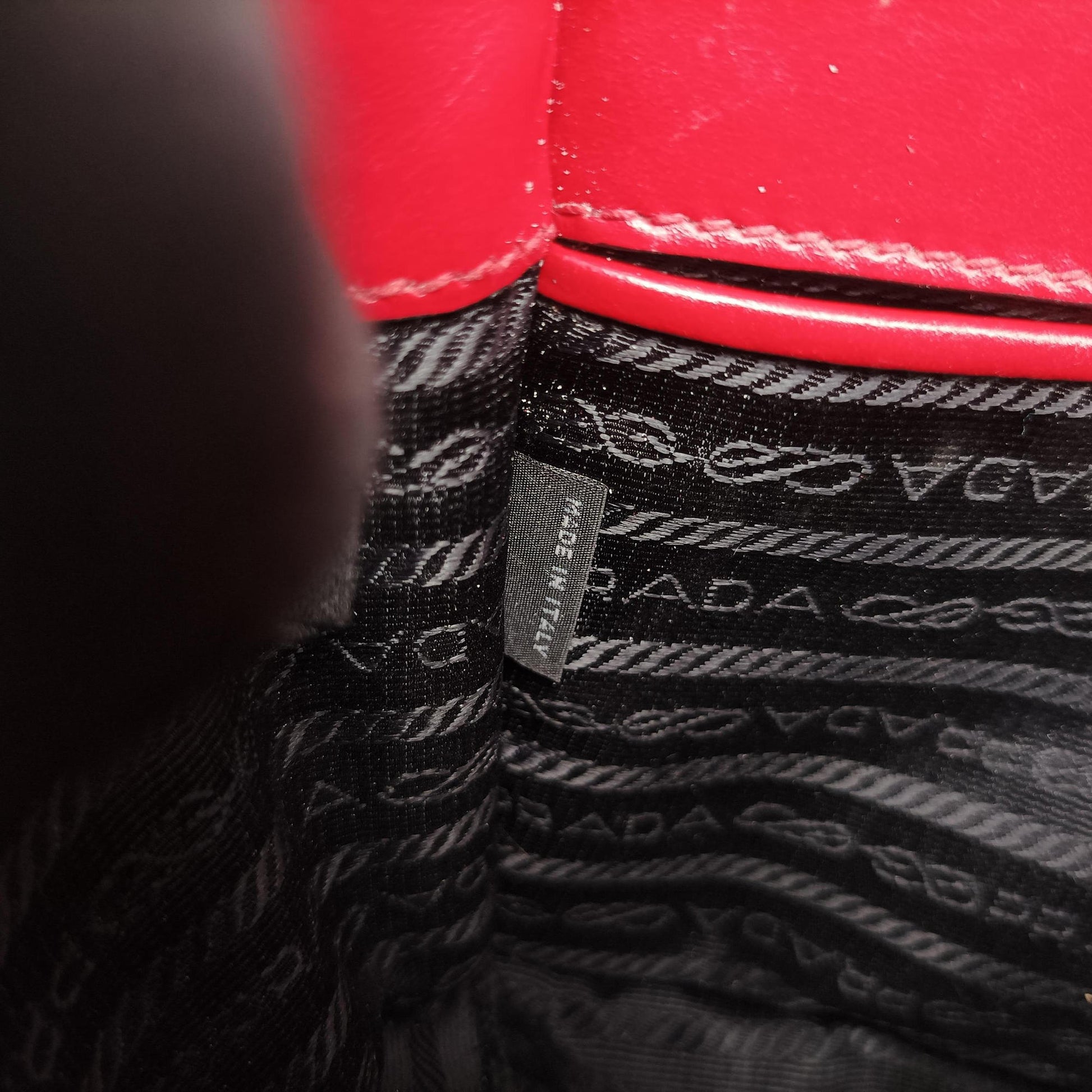 Triangle Logo Red SAFFIANO Leather 1BD200 25 Hトライアングルロゴ レッド サフィアーノレザー 1BD200 25 H