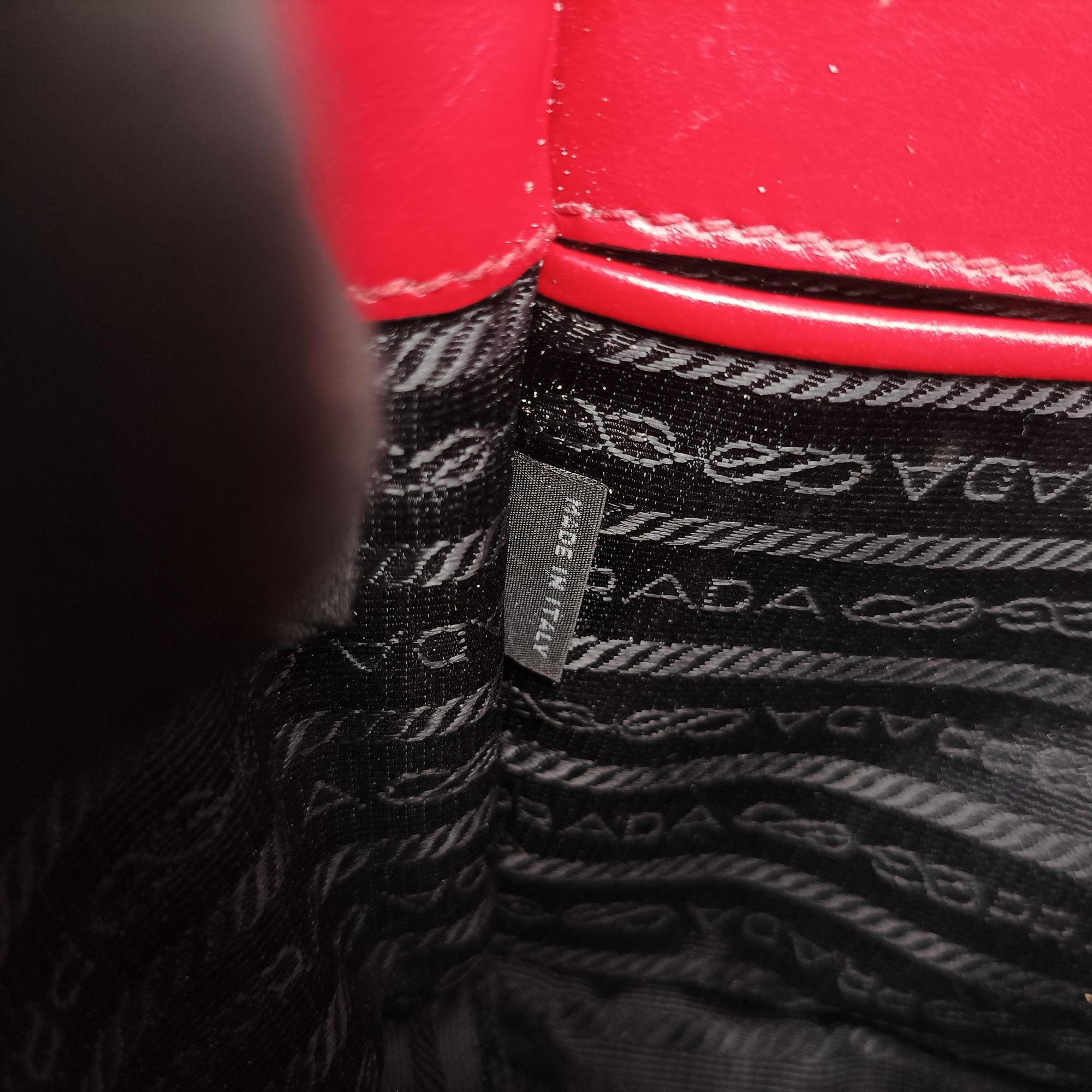 Triangle Logo Red SAFFIANO Leather 1BD200 25 Hトライアングルロゴ レッド サフィアーノレザー 1BD200 25 H
