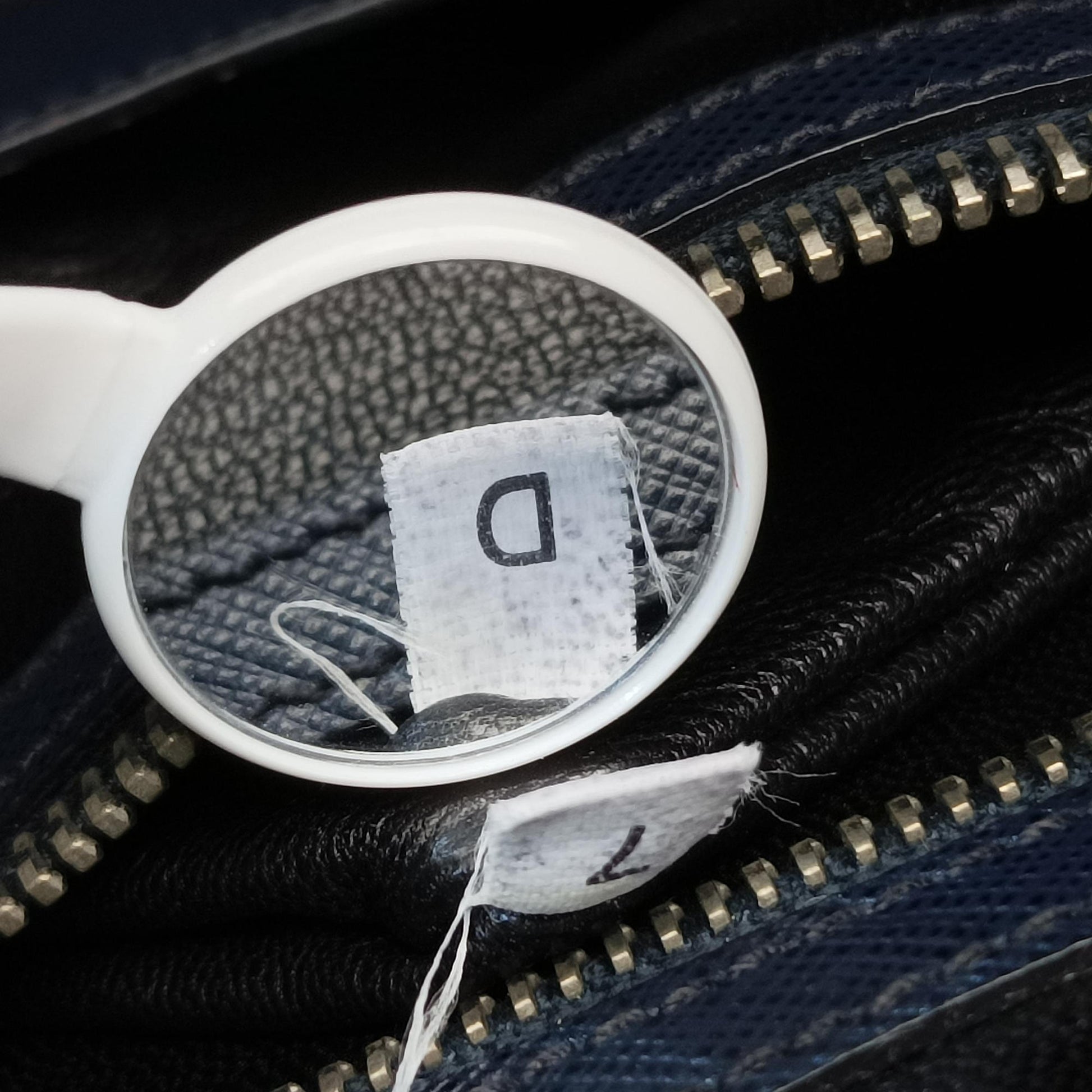 Triangle Logo Plate Navy Saffiano Leather D 7三角 ロゴ プレート ネイビー サフィアーノレザー D 7