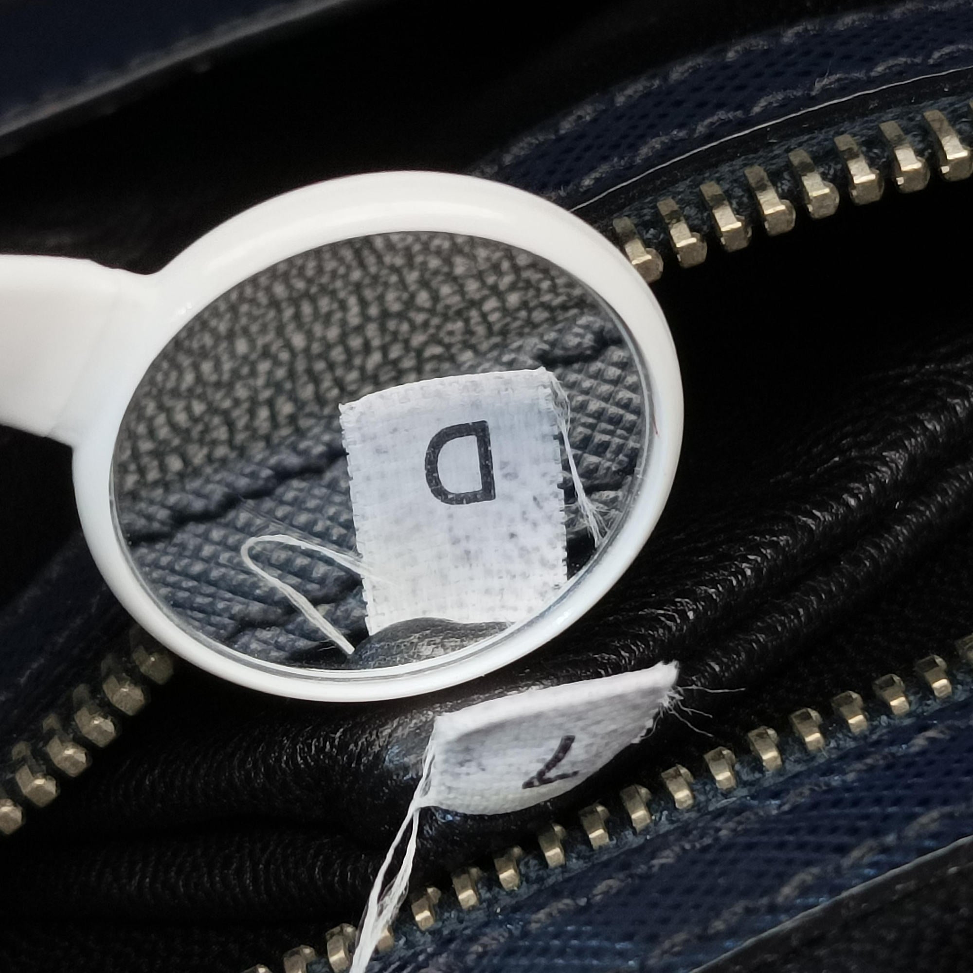 Triangle Logo Plate Navy Saffiano Leather D 7三角 ロゴ プレート ネイビー サフィアーノレザー D 7