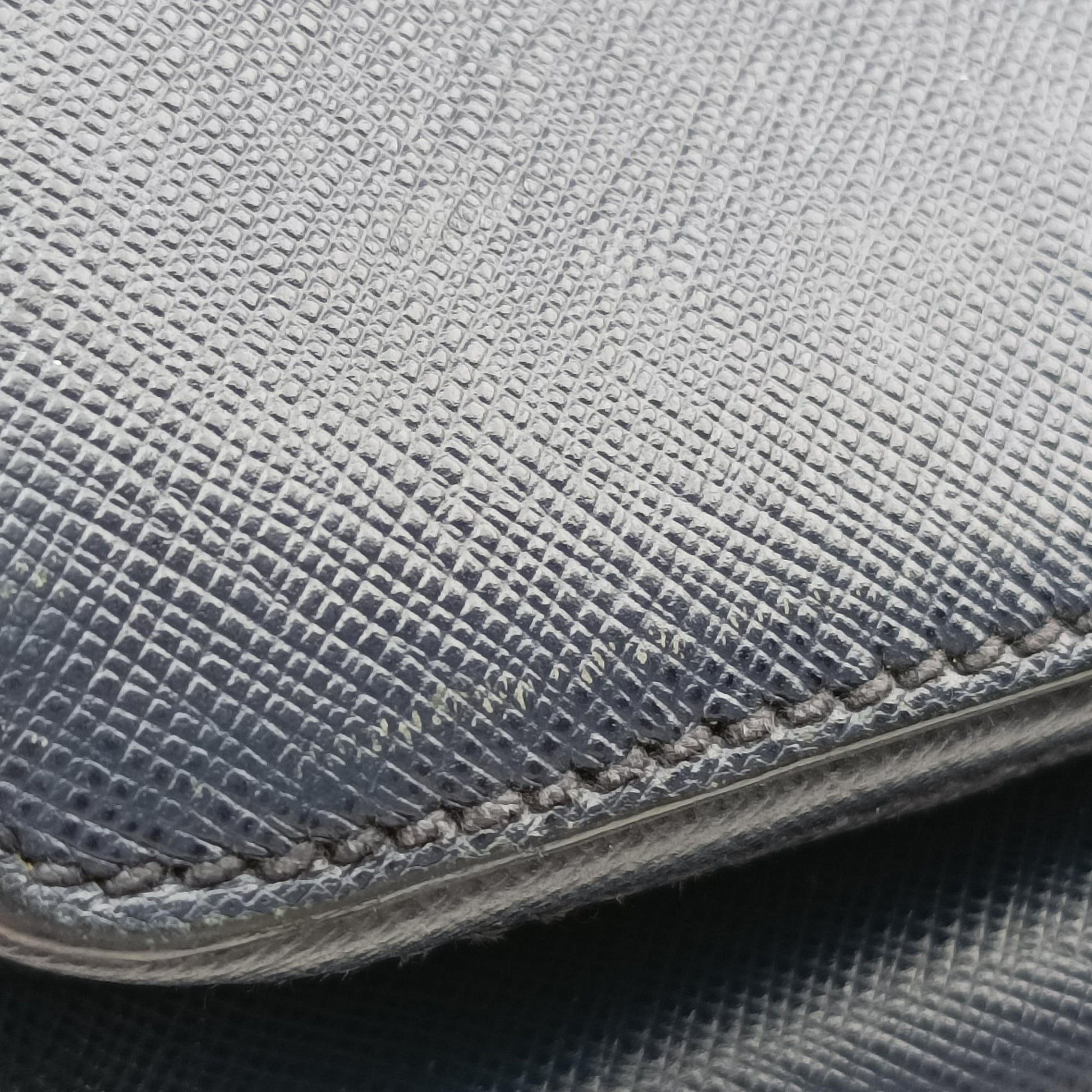 Triangle Logo Plate Navy Saffiano Leather D 7三角 ロゴ プレート ネイビー サフィアーノレザー D 7