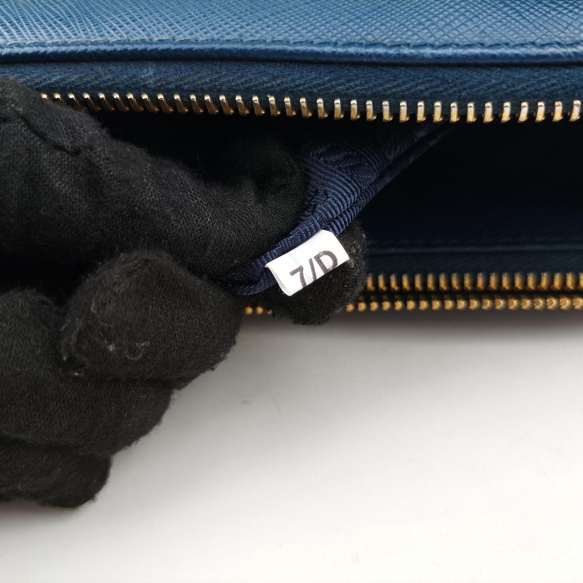 Bi-Color Zip Front Pocket Blue SAFFIANO Leather BN2674 7/Dバイカラー ジップ フロント ポケット ブルー サフィアーノレザー BN2674 7/D