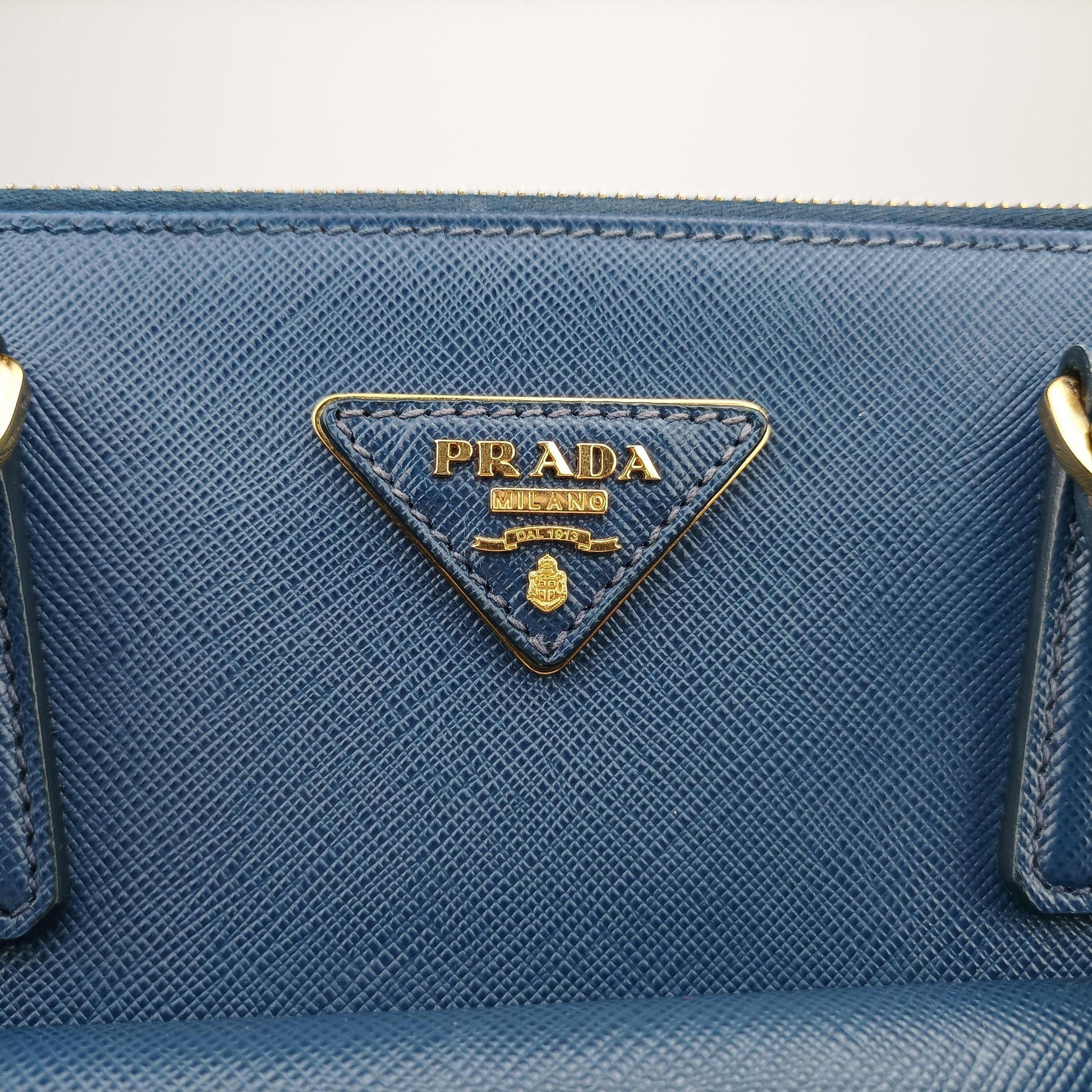 Bi-Color Zip Front Pocket Blue SAFFIANO Leather BN2674 7/Dバイカラー ジップ フロント ポケット ブルー サフィアーノレザー BN2674 7/D