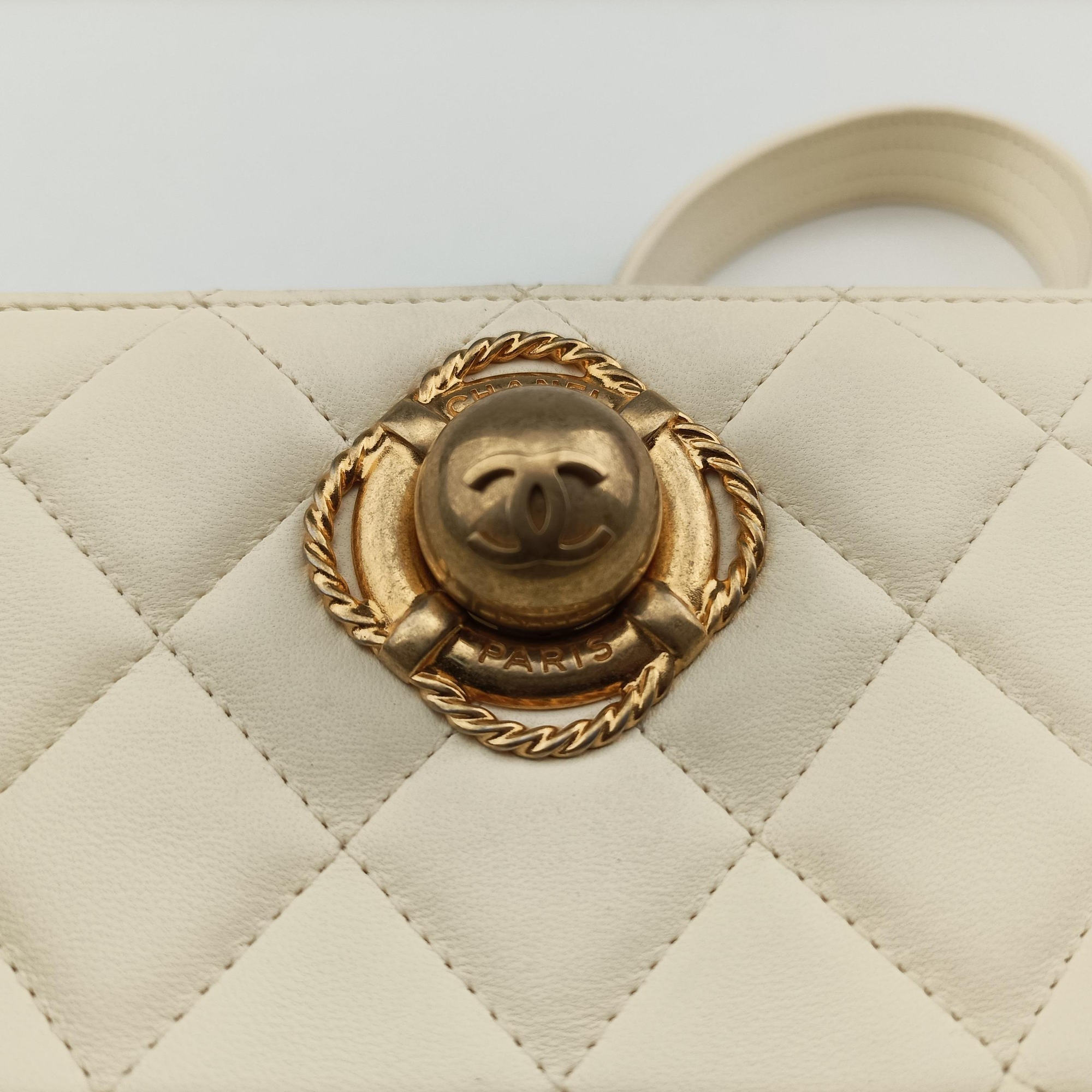 CC Button Timeless Wristlet Clutch Bag White lambskin AS0178 26808198マトラッセ ビジュー大金球 リストレット クラッチ ホワイト ラムスキン AS0178 26808198