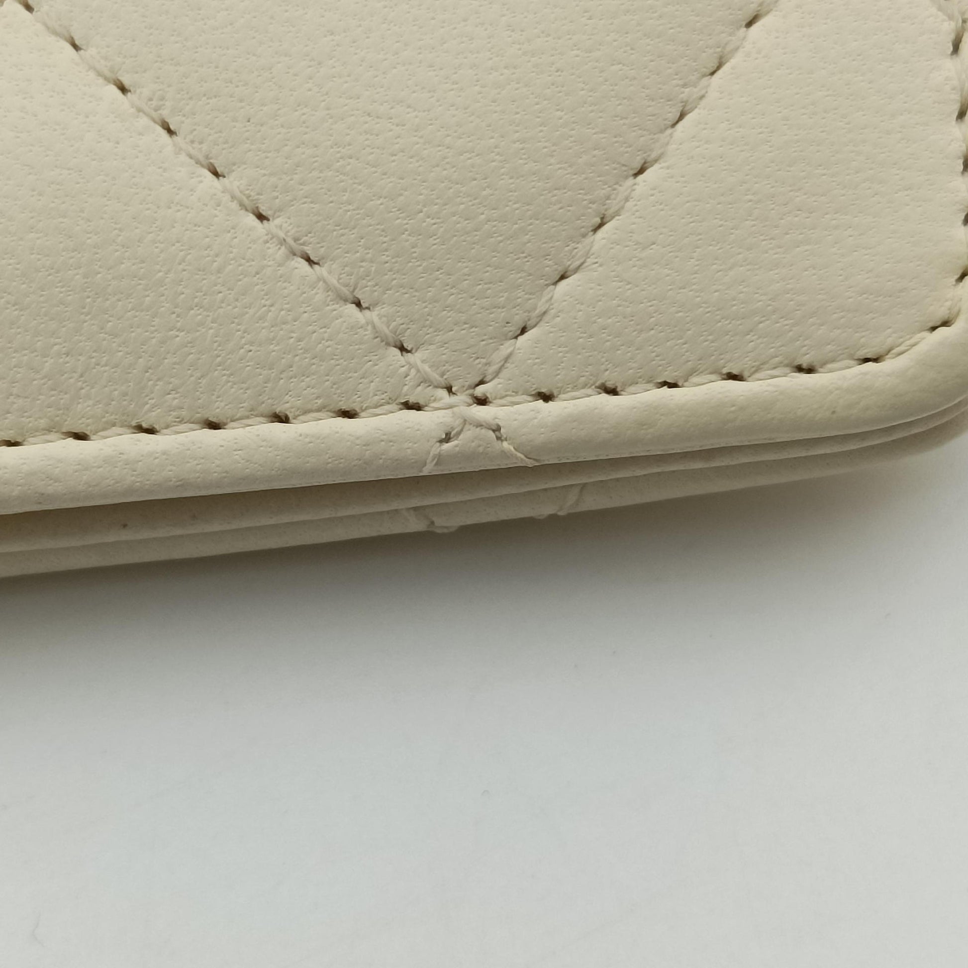 CC Button Timeless Wristlet Clutch Bag White lambskin AS0178 26808198マトラッセ ビジュー大金球 リストレット クラッチ ホワイト ラムスキン AS0178 26808198