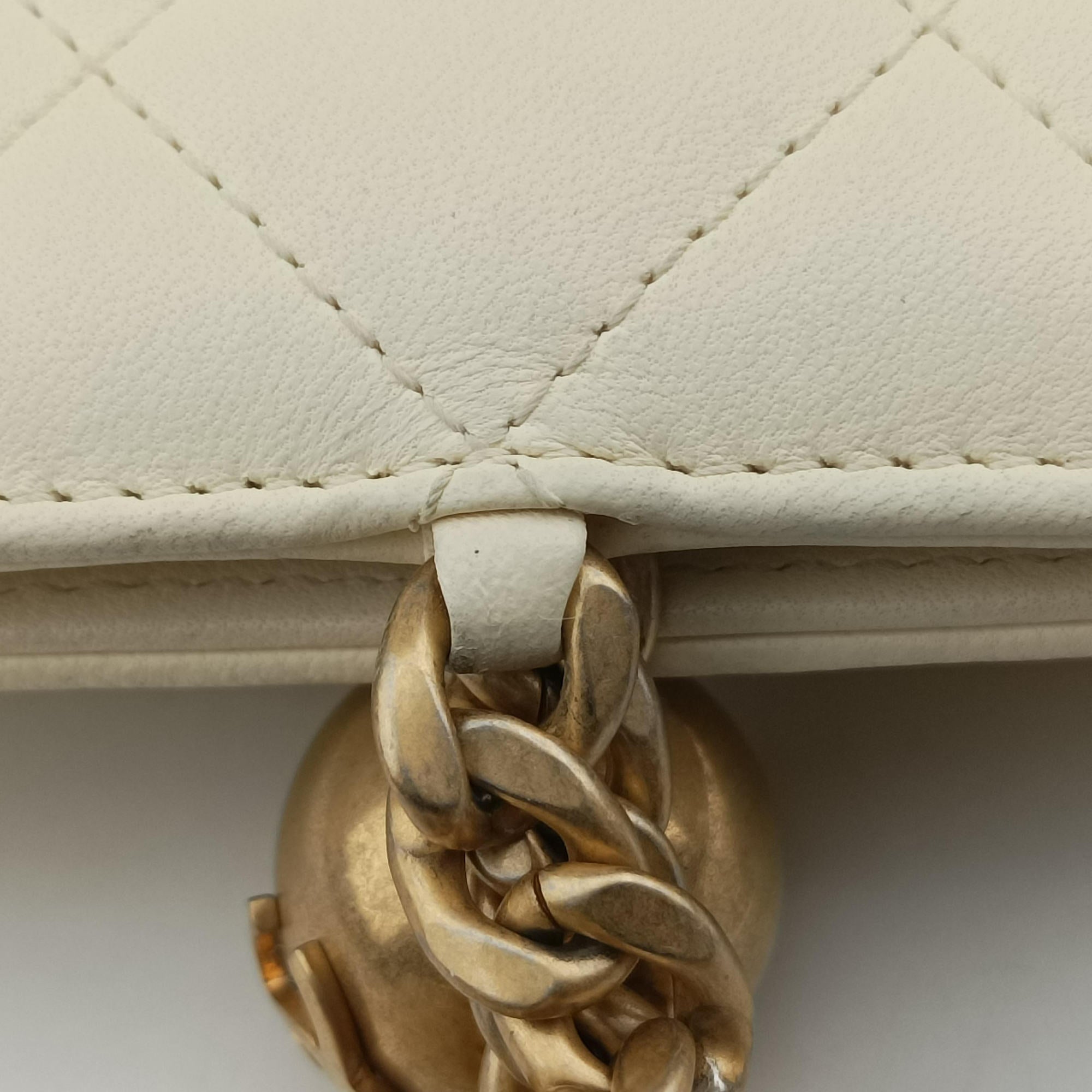 CC Button Timeless Wristlet Clutch Bag White lambskin AS0178 26808198マトラッセ ビジュー大金球 リストレット クラッチ ホワイト ラムスキン AS0178 26808198