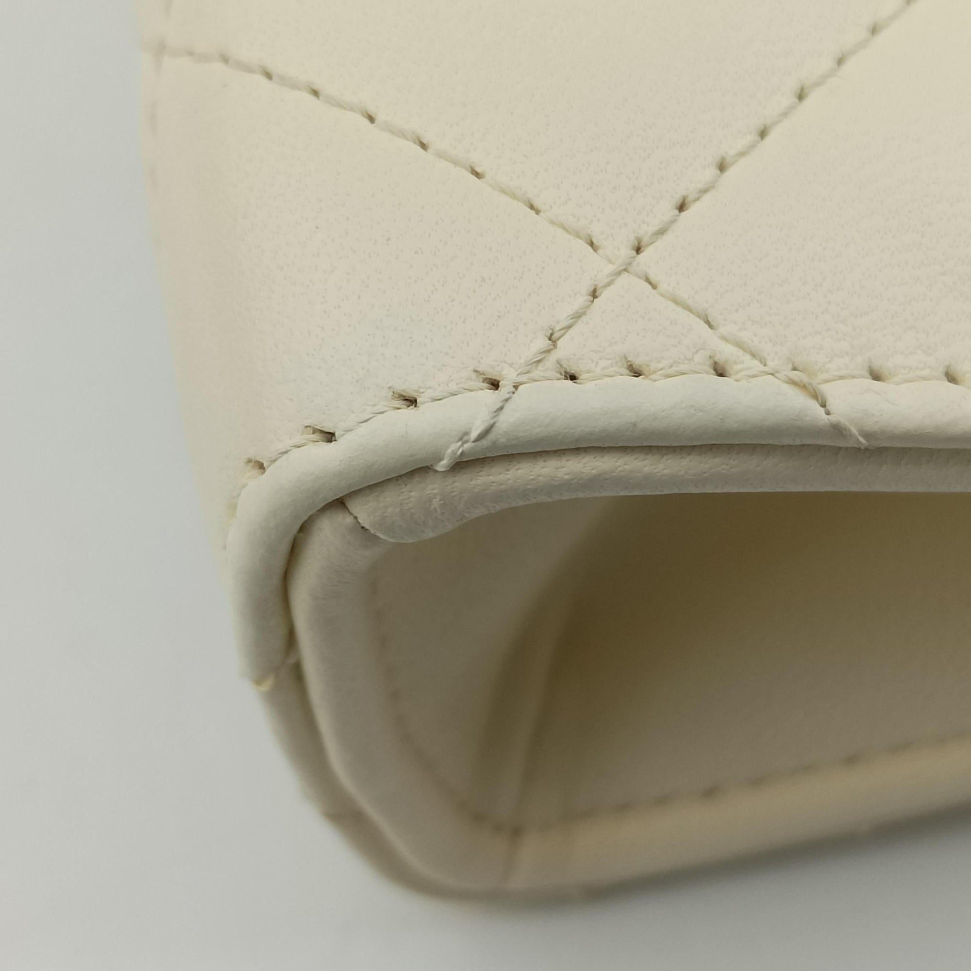 CC Button Timeless Wristlet Clutch Bag White lambskin AS0178 26808198マトラッセ ビジュー大金球 リストレット クラッチ ホワイト ラムスキン AS0178 26808198