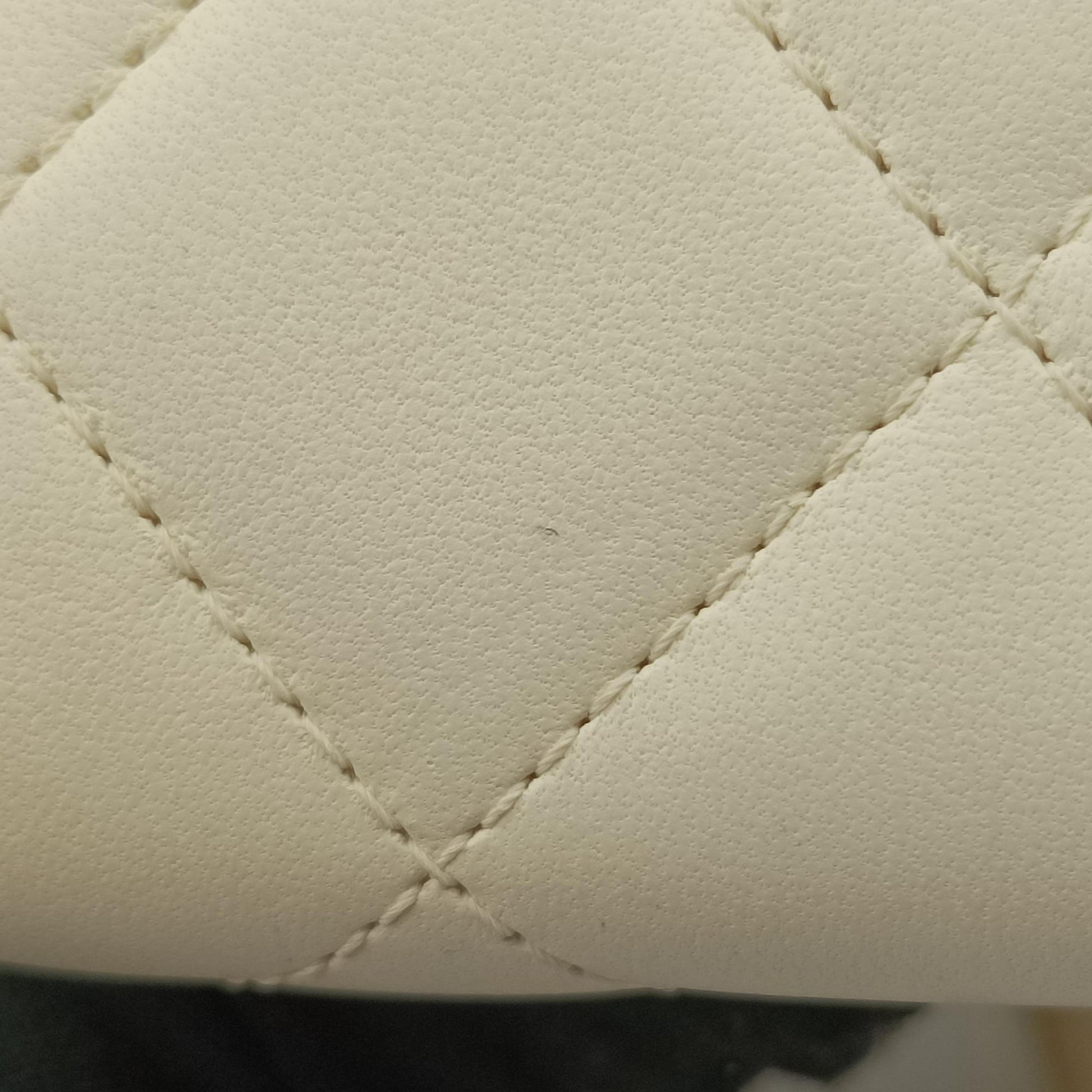 CC Button Timeless Wristlet Clutch Bag White lambskin AS0178 26808198マトラッセ ビジュー大金球 リストレット クラッチ ホワイト ラムスキン AS0178 26808198